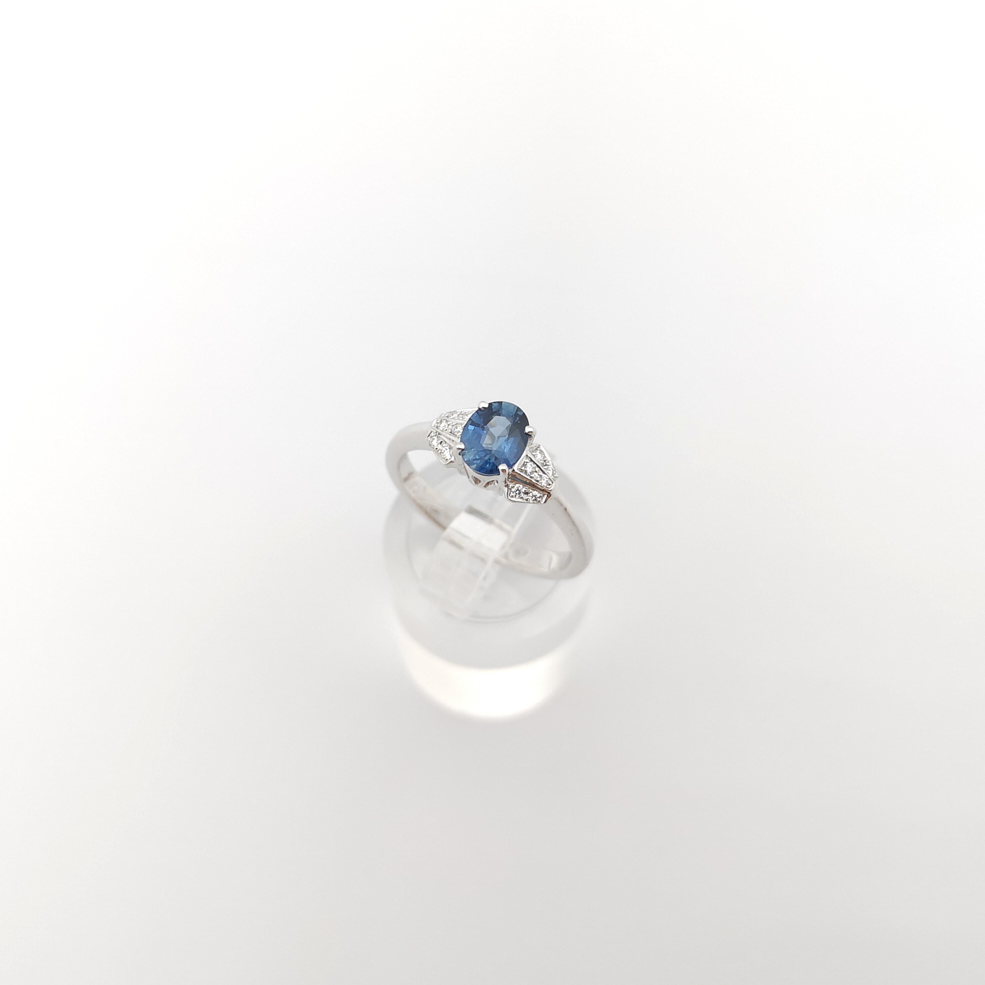 Blauer Saphir mit Diamantring in 18 Karat Weißgold gefasst im Angebot 3