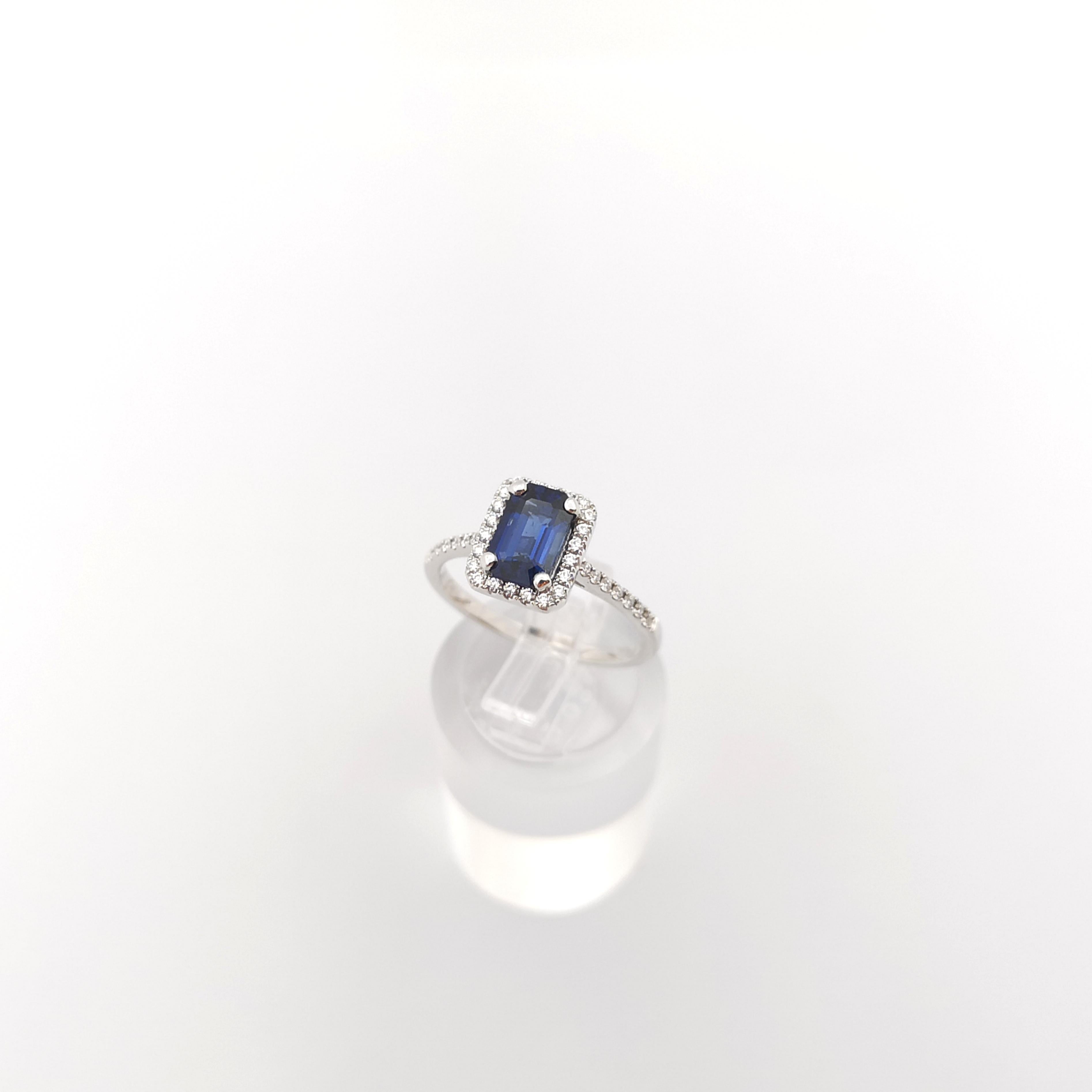 Bague en saphir bleu et diamants sertis en or blanc 18K en vente 3