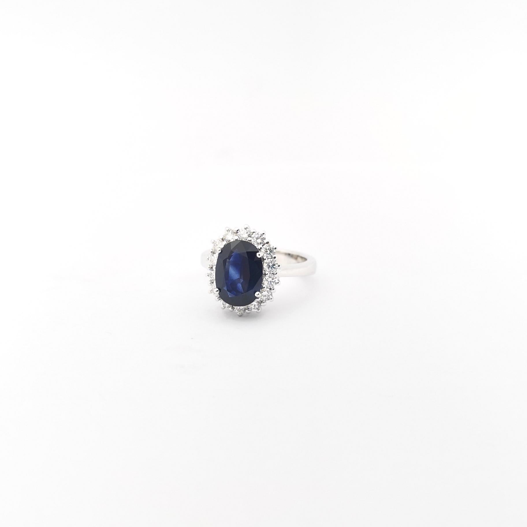 Bague en saphir bleu et diamants sertis en or blanc 18K en vente 3