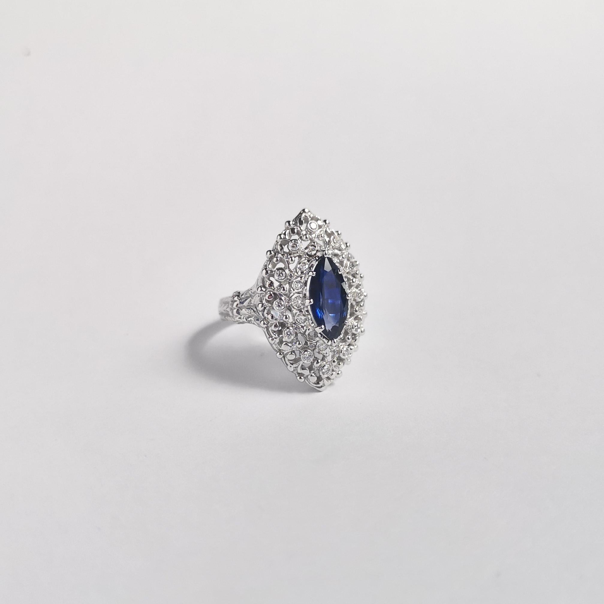 Blauer Saphir mit Diamantring in 18 Karat Weißgold gefasst im Angebot 3