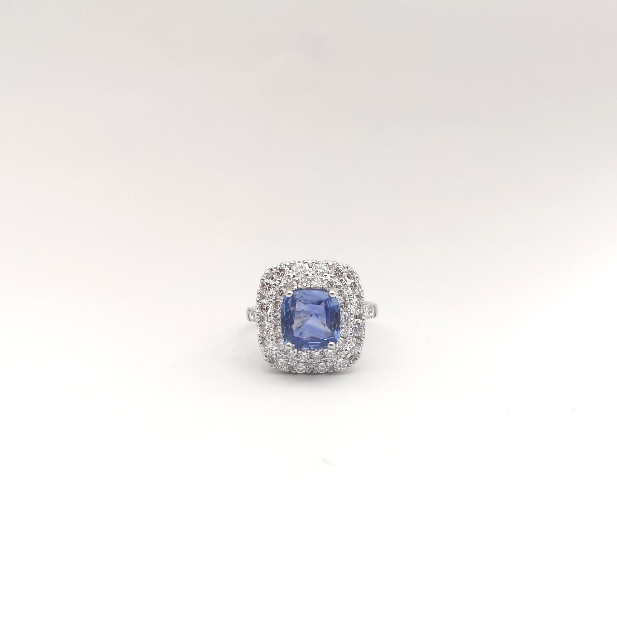 Bague en saphir bleu et diamants sertis en or blanc 18K en vente 3