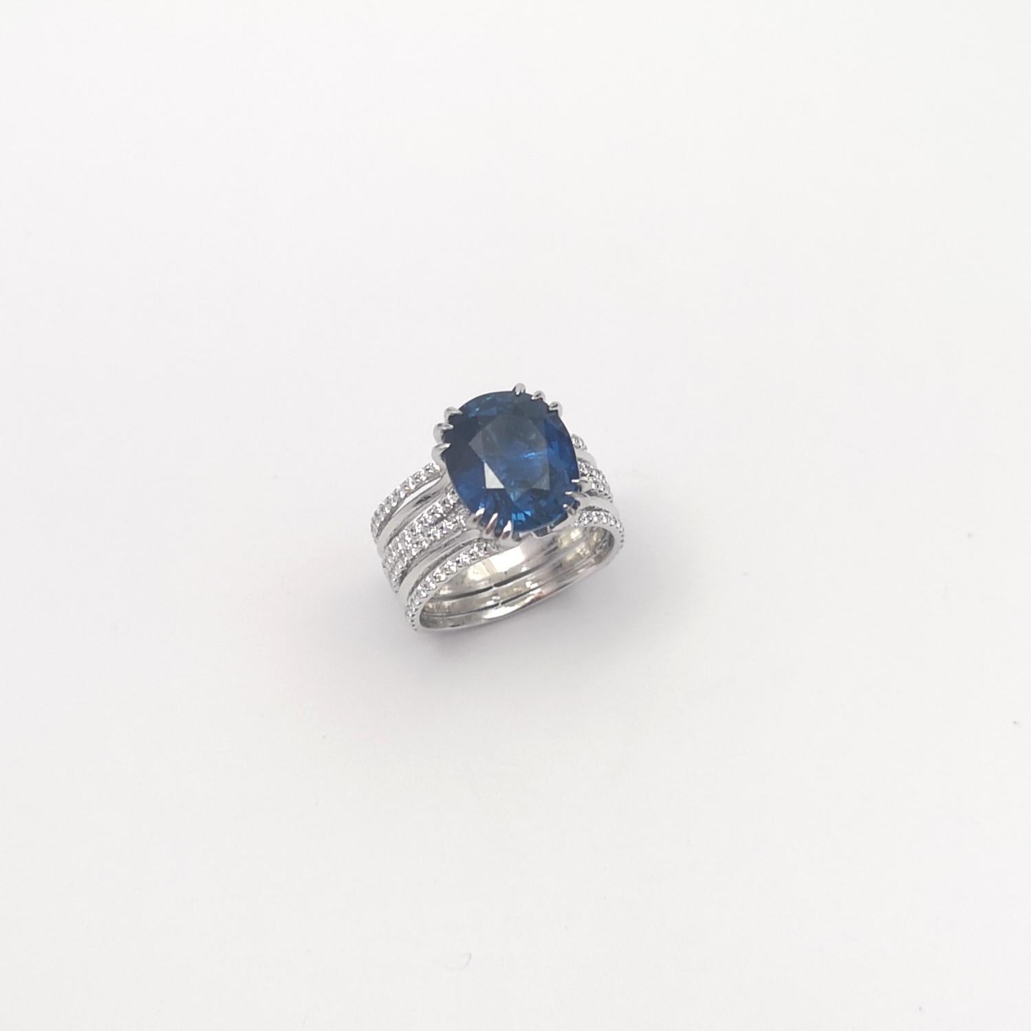 Blauer Saphir mit Diamantring in 18 Karat Weißgold gefasst im Angebot 3