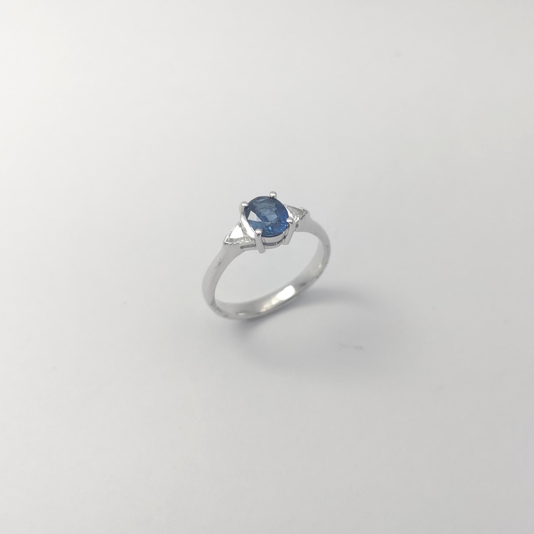 Blauer Saphir mit Diamantring in 18 Karat Weißgold gefasst im Angebot 3