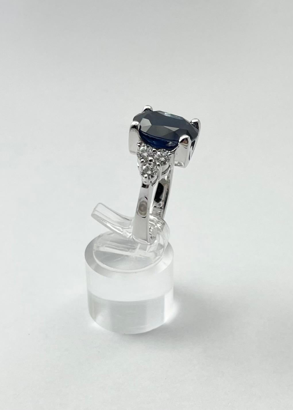 Blauer Saphir mit Diamantring in 18 Karat Weißgold gefasst im Angebot 3