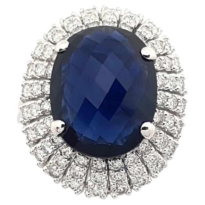 Bague en saphir bleu et diamants sertis en or blanc 18K en vente