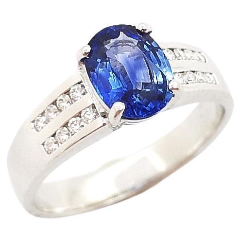 Bague en saphir bleu et diamants sertis en or blanc 18K en vente