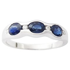 Bague en saphir bleu et diamants sertis en or blanc 18K