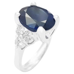 Blauer Saphir mit Diamantring in 18 Karat Weißgold gefasst