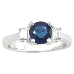 Blauer Saphir mit Diamantring in 18 Karat Weißgold gefasst