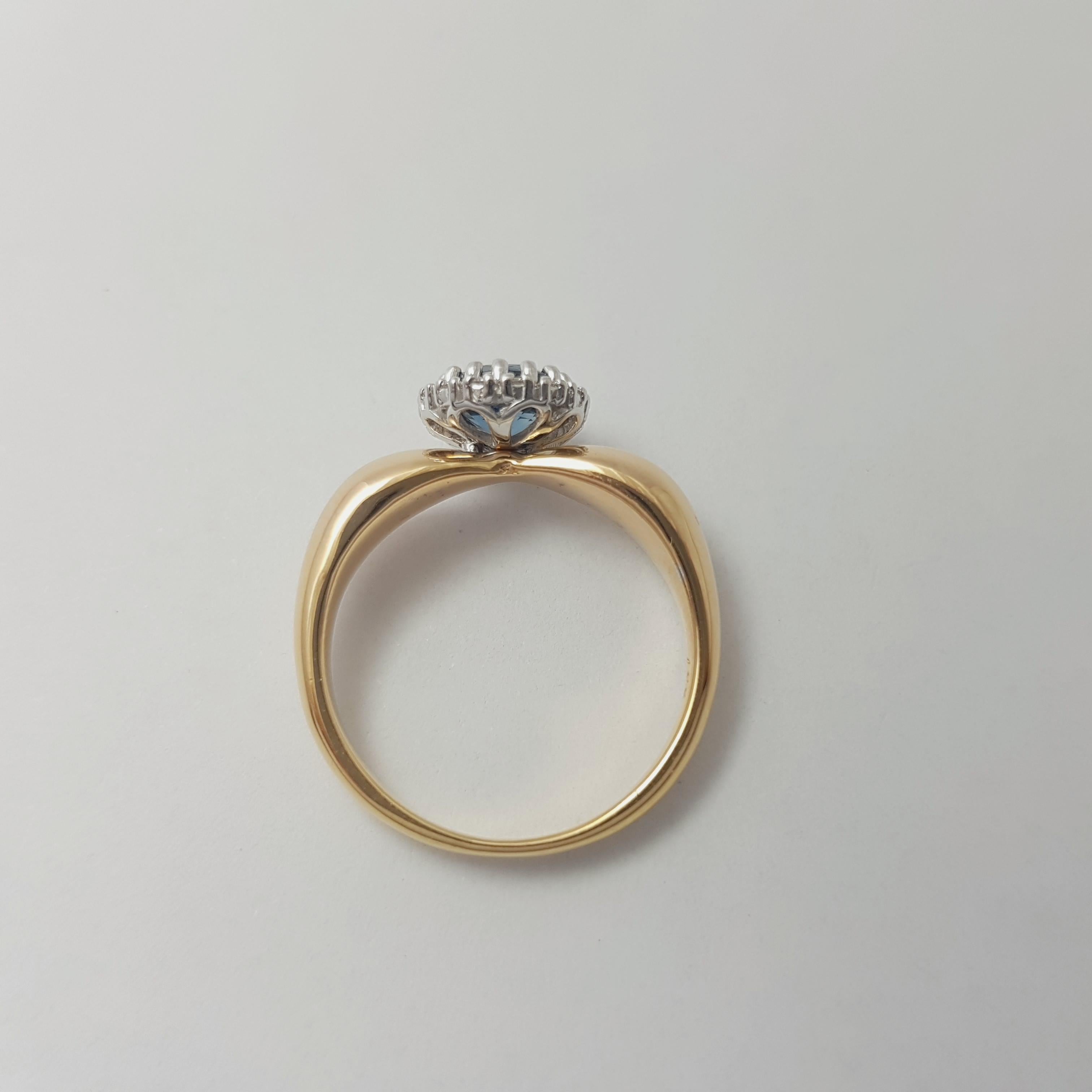 Bague en or blanc/jaune 18K sertie de saphirs bleus et de diamants en vente 8