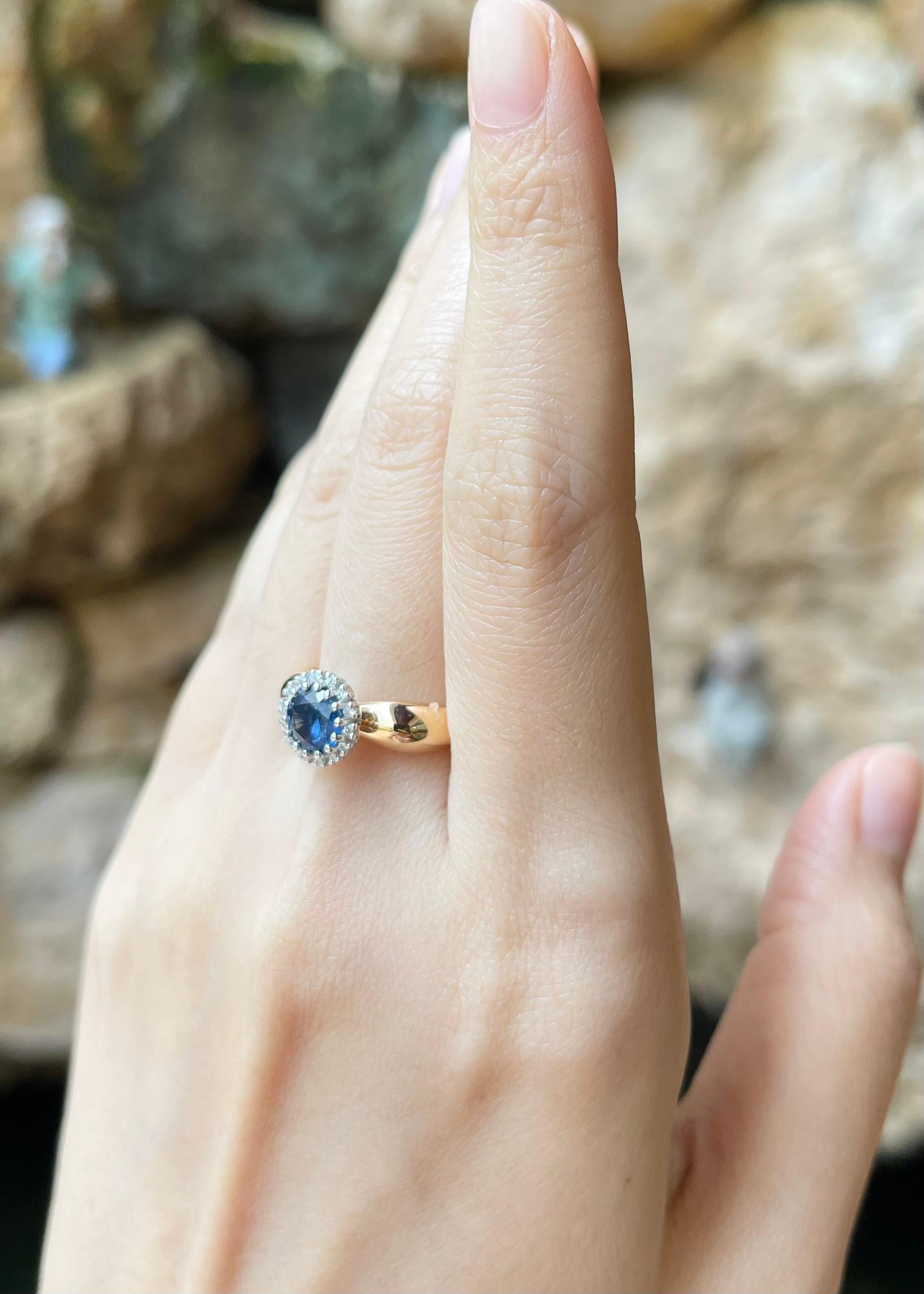 Bague en or blanc/jaune 18K sertie de saphirs bleus et de diamants Neuf - En vente à Bangkok, TH