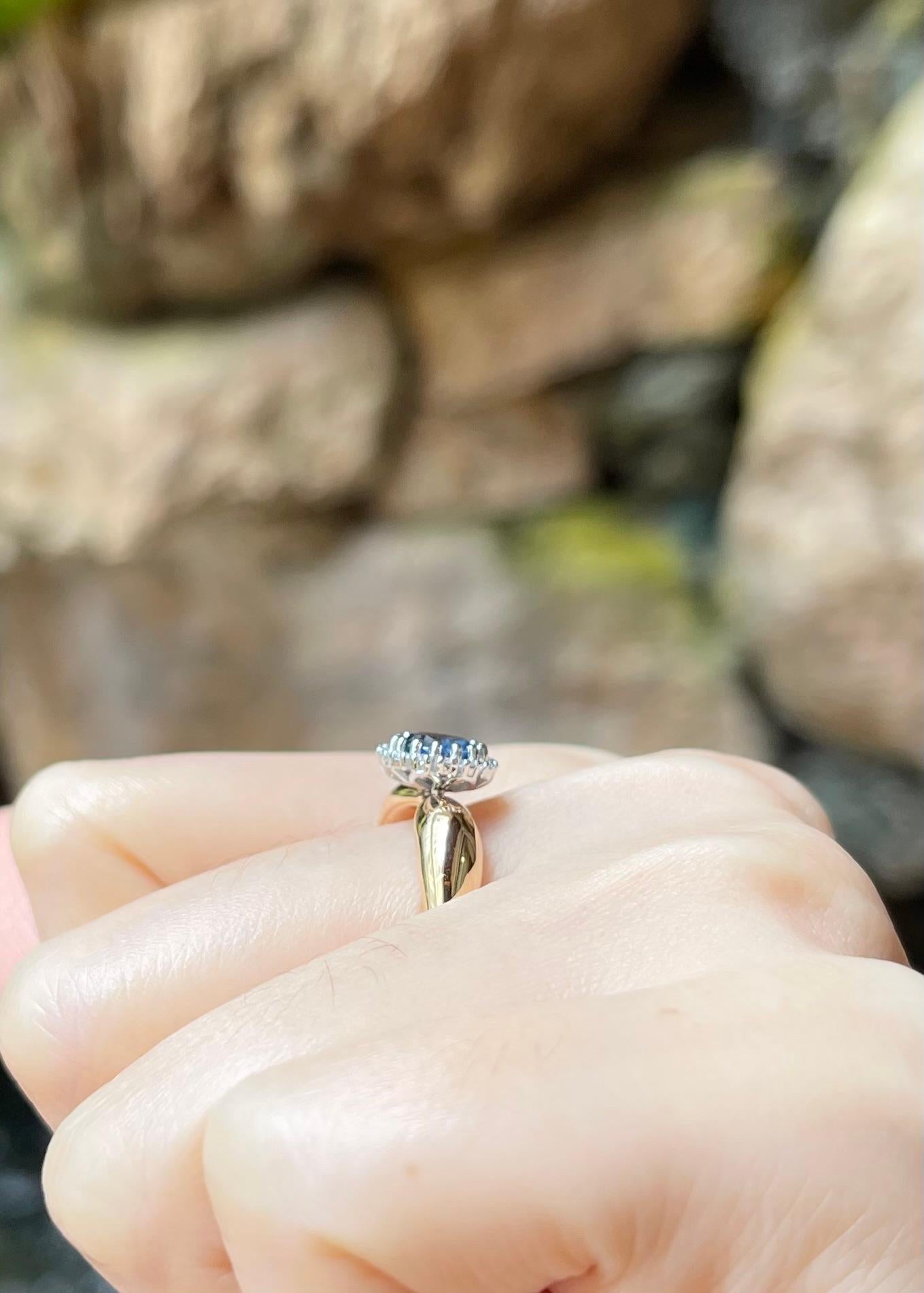 Bague en or blanc/jaune 18K sertie de saphirs bleus et de diamants en vente 1