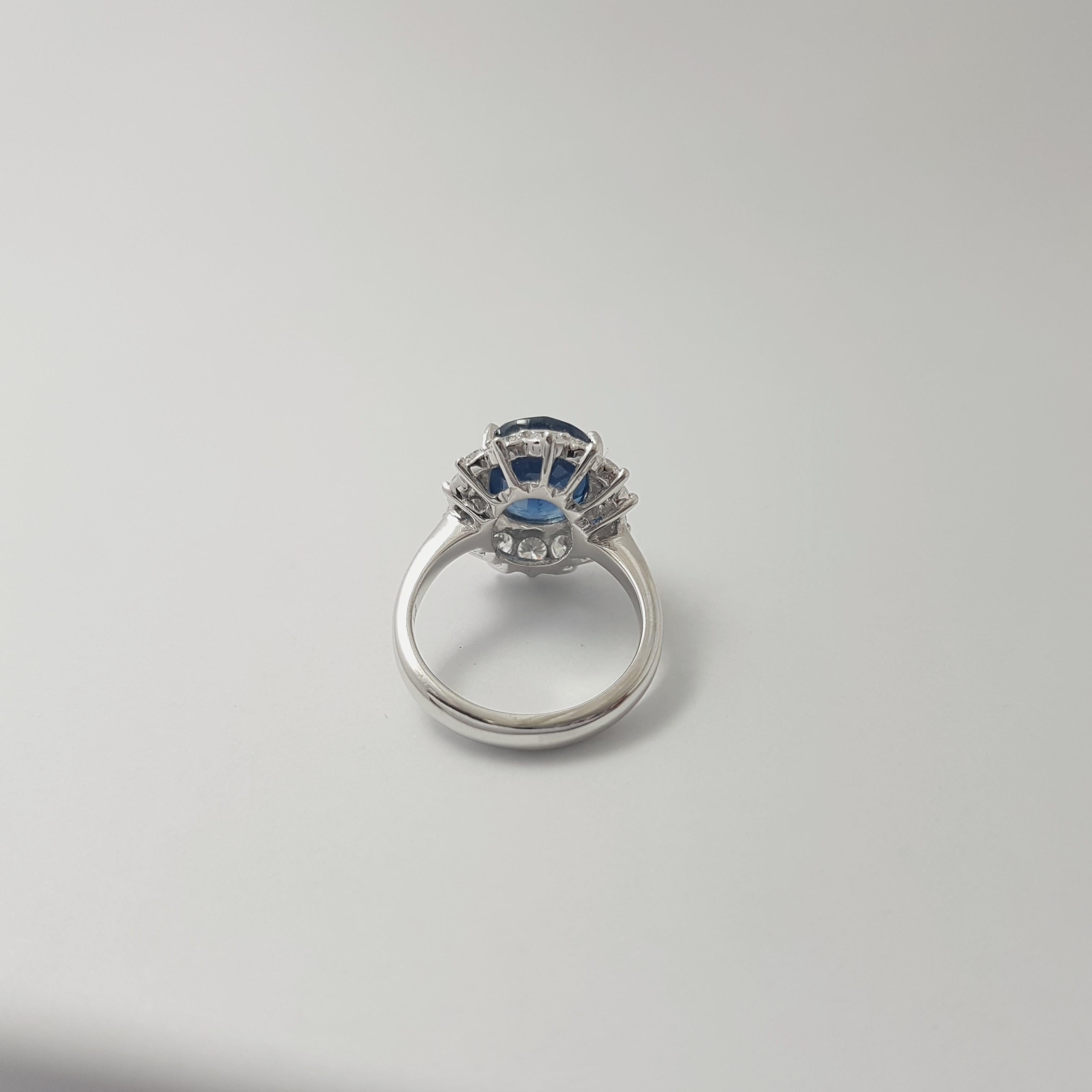 Bague saphir bleu et diamant en platine 950 en vente 8