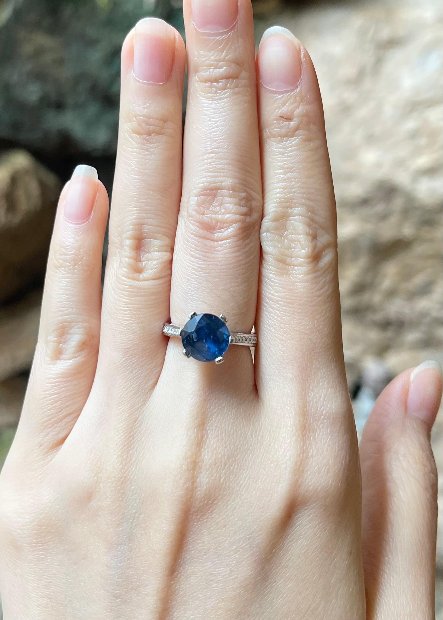 Anello con zaffiro blu di 3,83 carati e diamante di 0,42 carati con incastonatura in platino 950

Larghezza:  0.8 cm 
Lunghezza: 0.8 cm
Misura dell'anello: 50
Peso totale: 7.24 grammi

