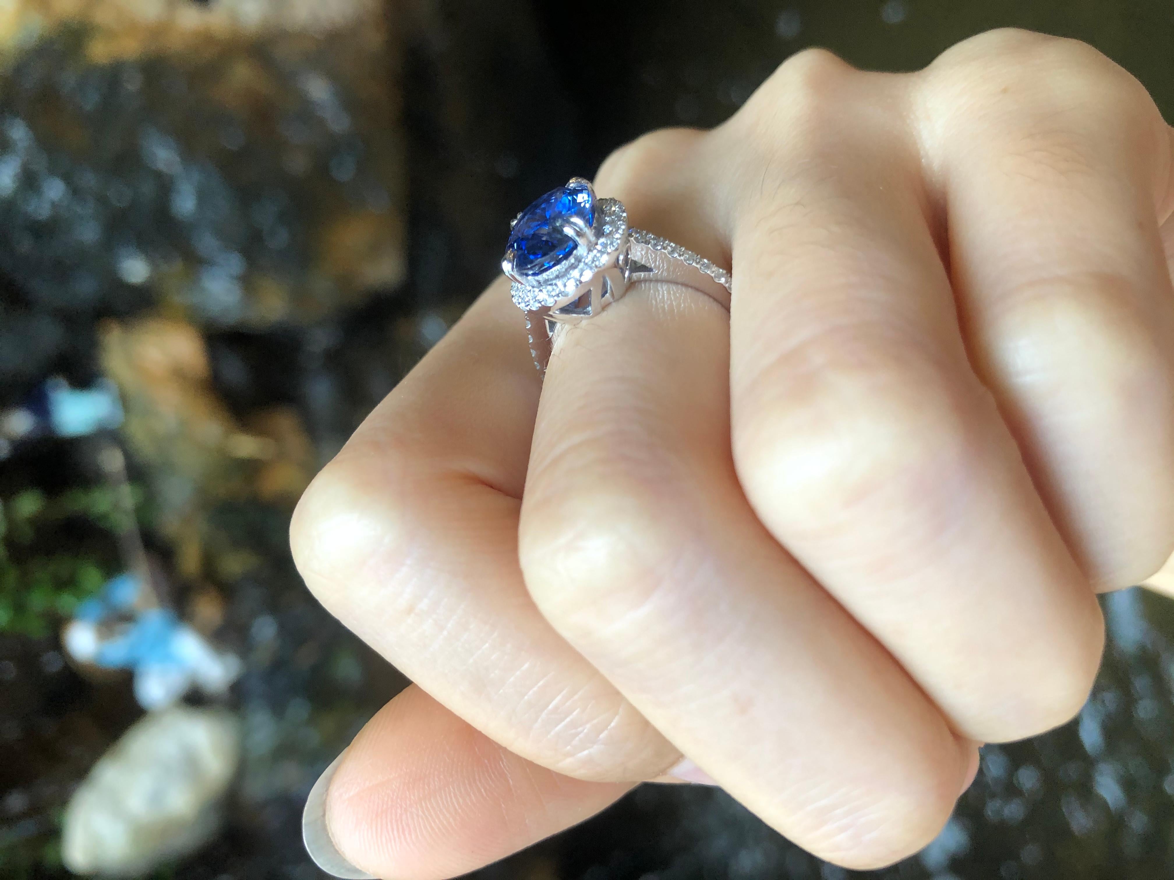 Contemporary GIA Certified 3cts Ceylon Blue Sapphire with Diamond Ring Set in Platinum For Sale