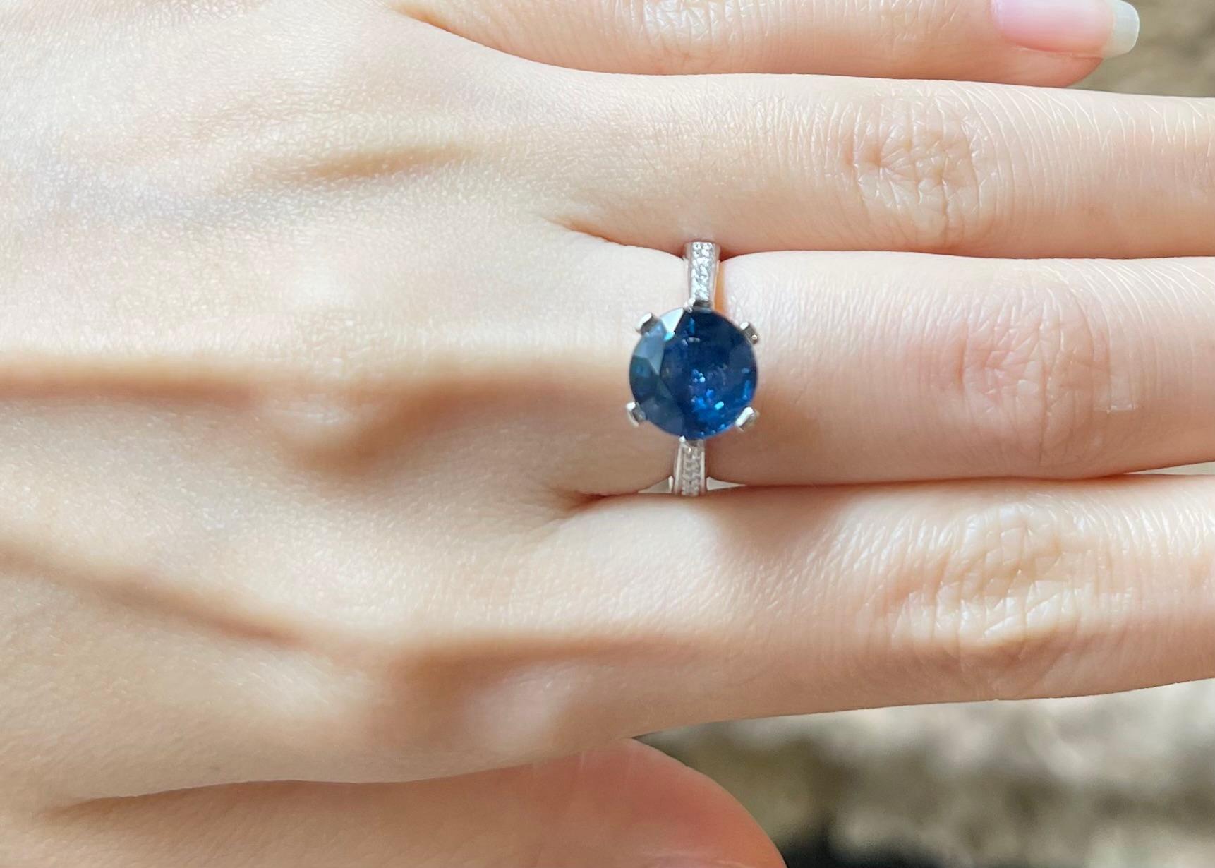 Contemporaneo Anello con zaffiro blu e diamante con montatura in platino 950 in vendita