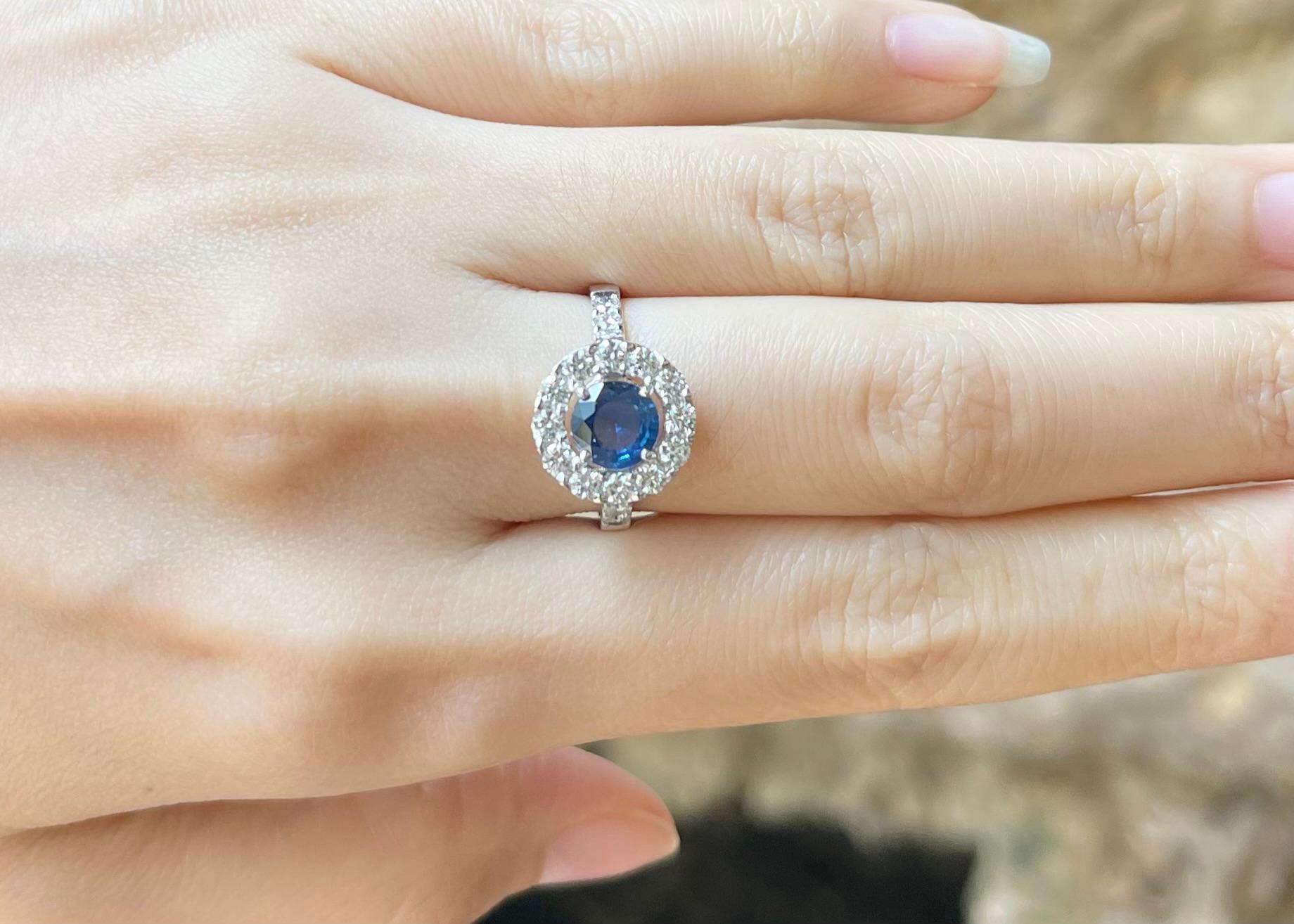 Contemporaneo Anello con zaffiro blu e diamante con montatura in platino 950 in vendita