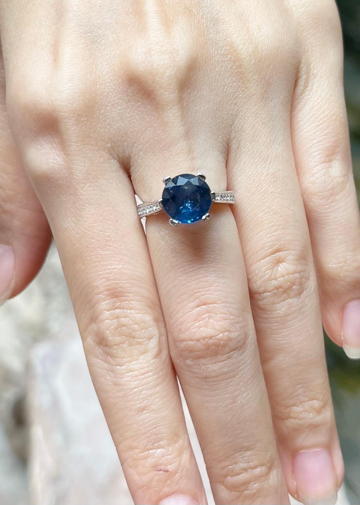 Taglio rotondo Anello con zaffiro blu e diamante con montatura in platino 950 in vendita
