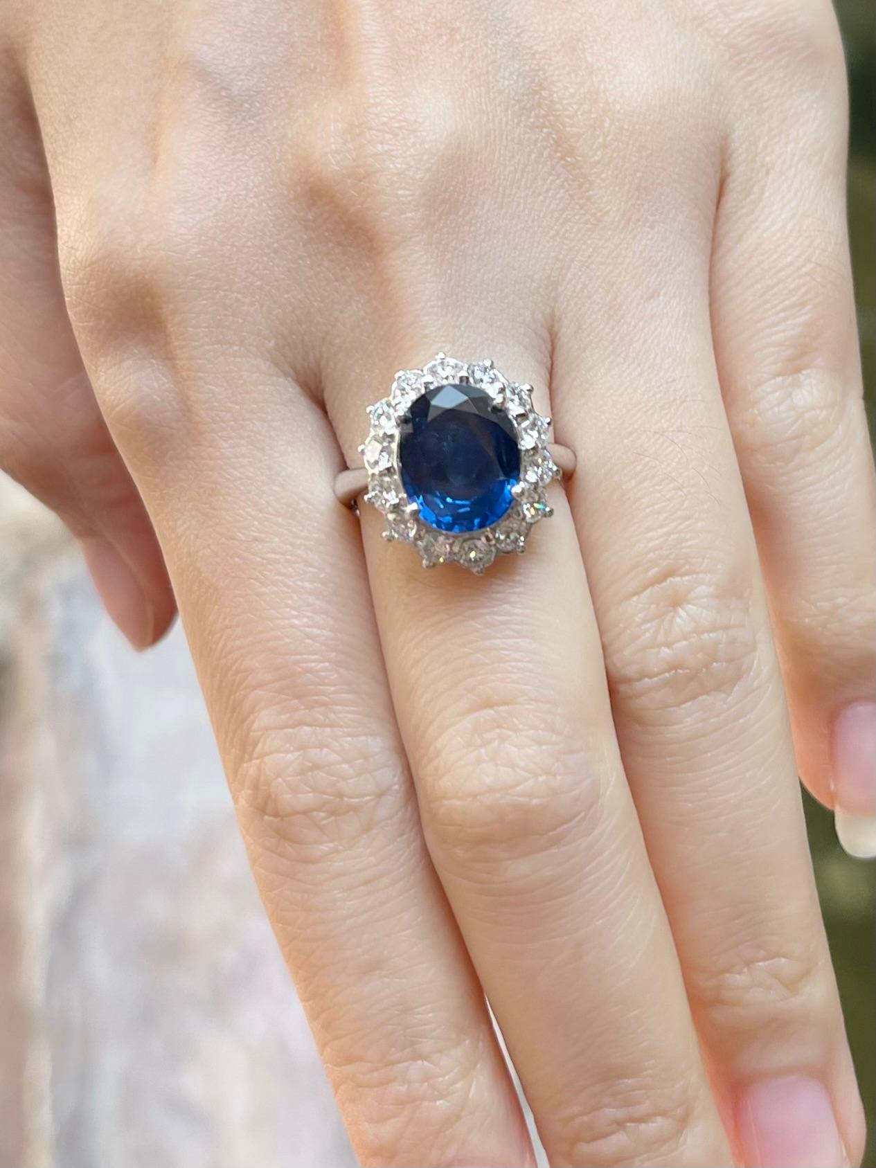 Taille ovale Bague saphir bleu et diamant en platine 950 en vente