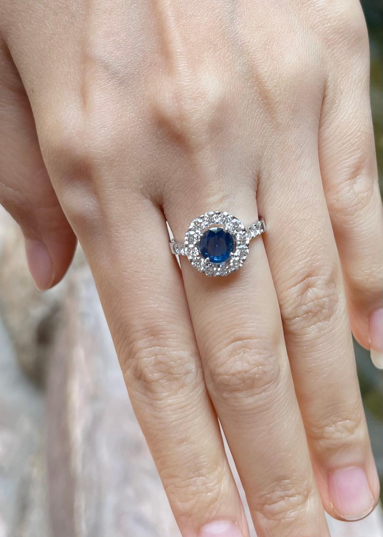 Taglio rotondo Anello con zaffiro blu e diamante con montatura in platino 950 in vendita