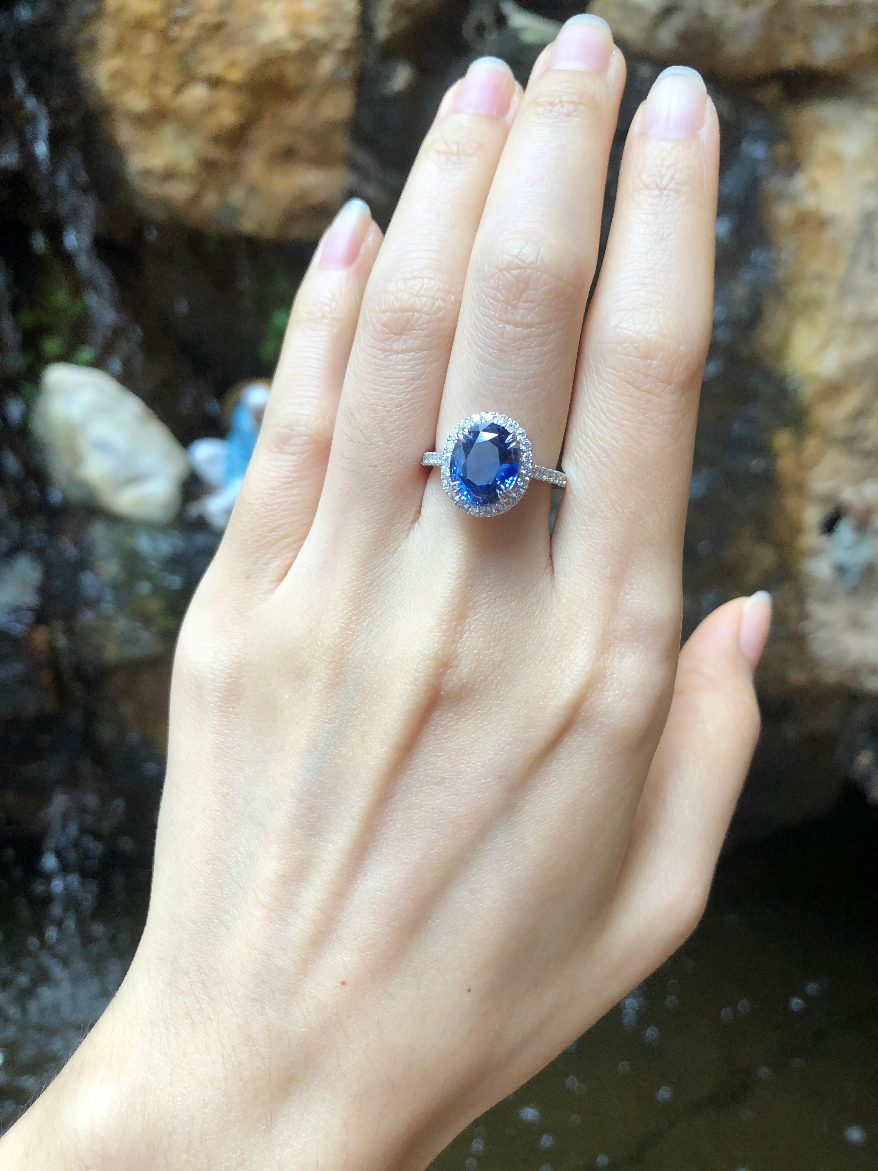 Women's GIA Certified 3cts Ceylon Blue Sapphire with Diamond Ring Set in Platinum For Sale