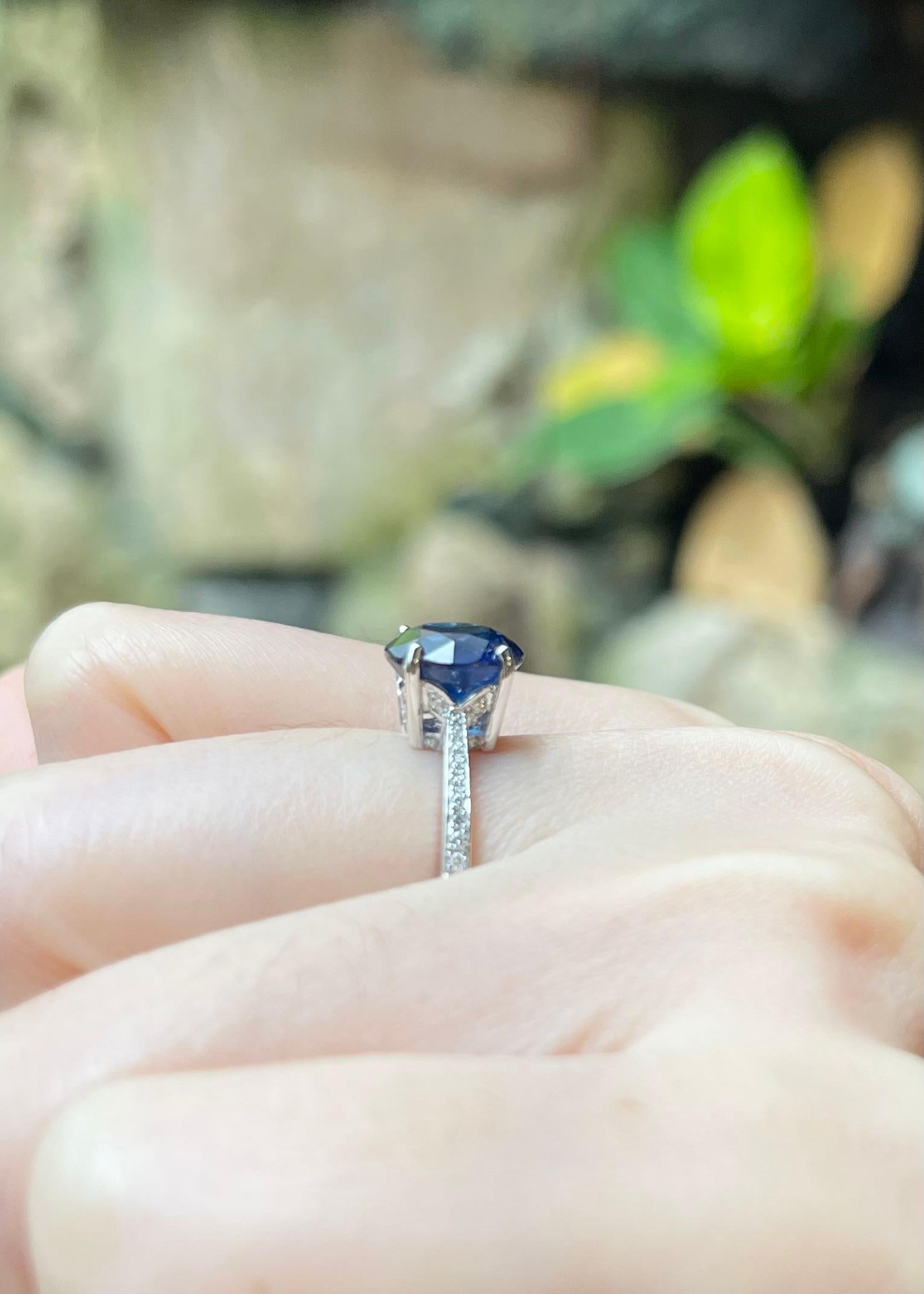 Donna Anello con zaffiro blu e diamante con montatura in platino 950 in vendita