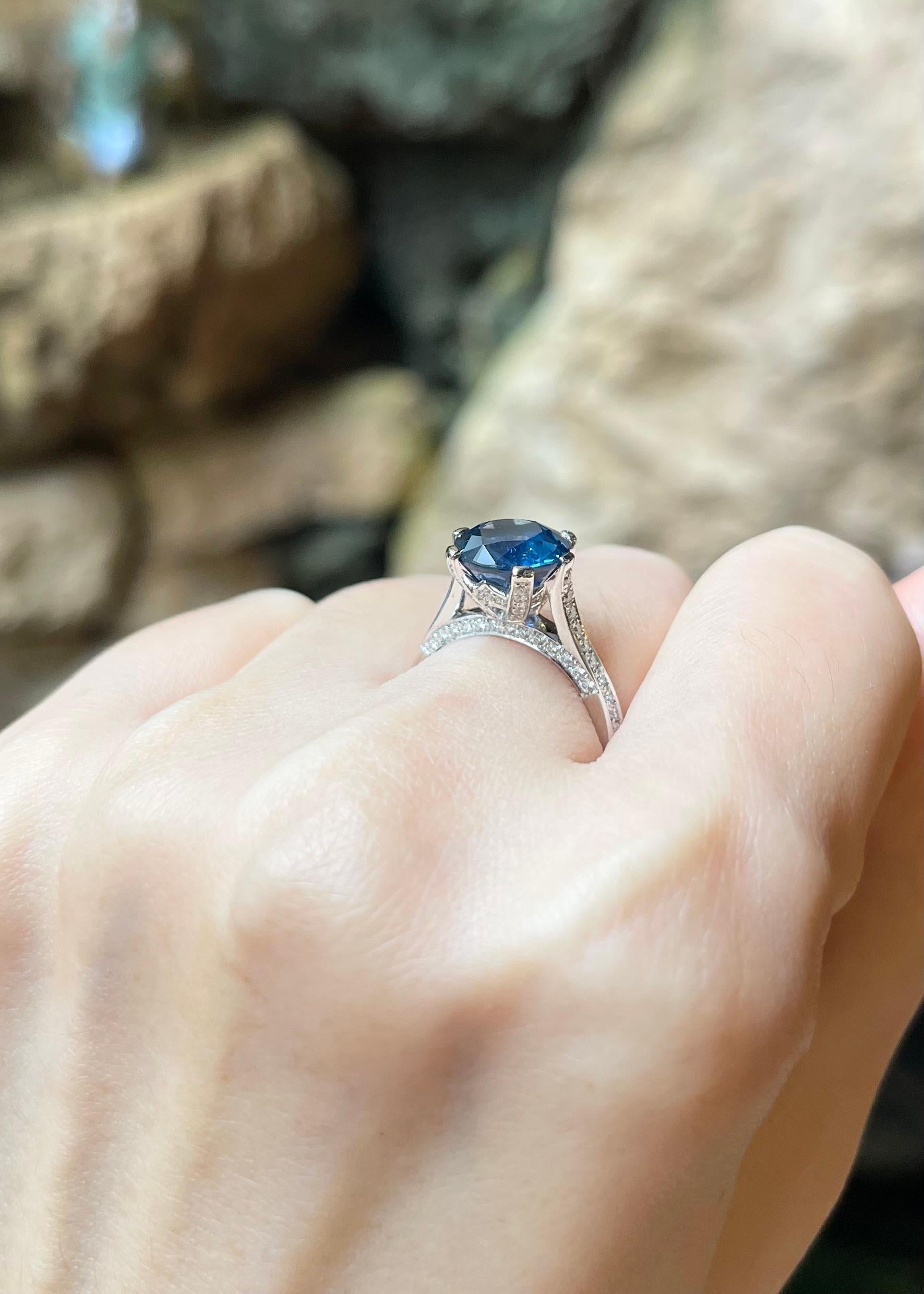Donna Anello con zaffiro blu e diamante con montatura in platino 950 in vendita