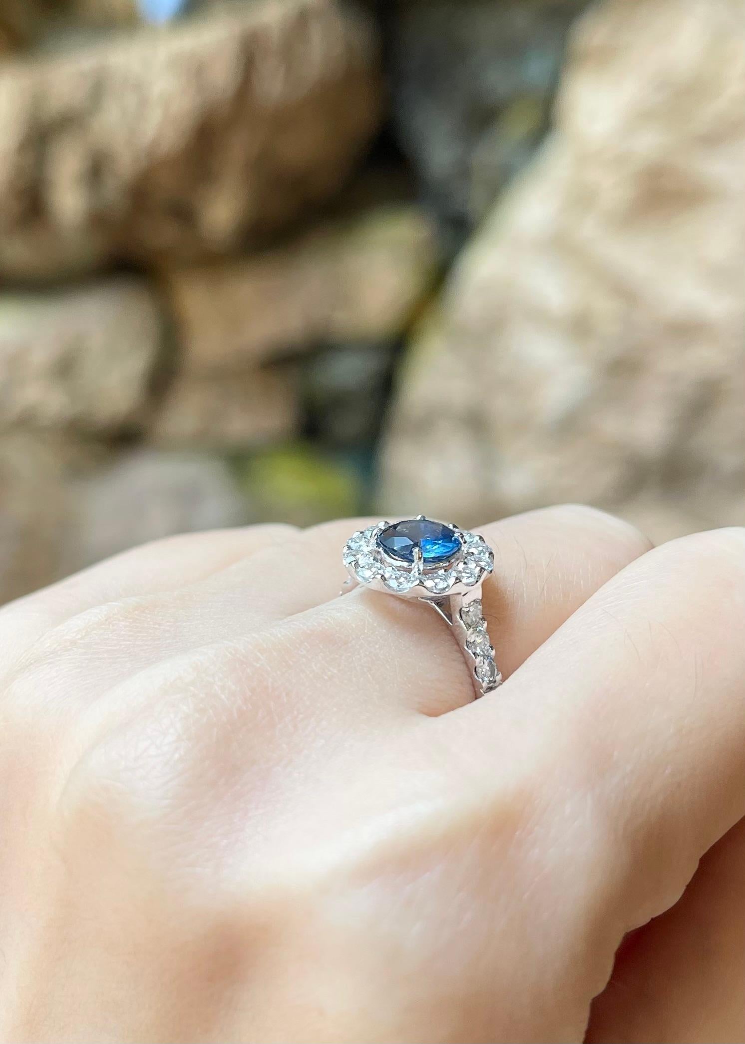 Donna Anello con zaffiro blu e diamante con montatura in platino 950 in vendita