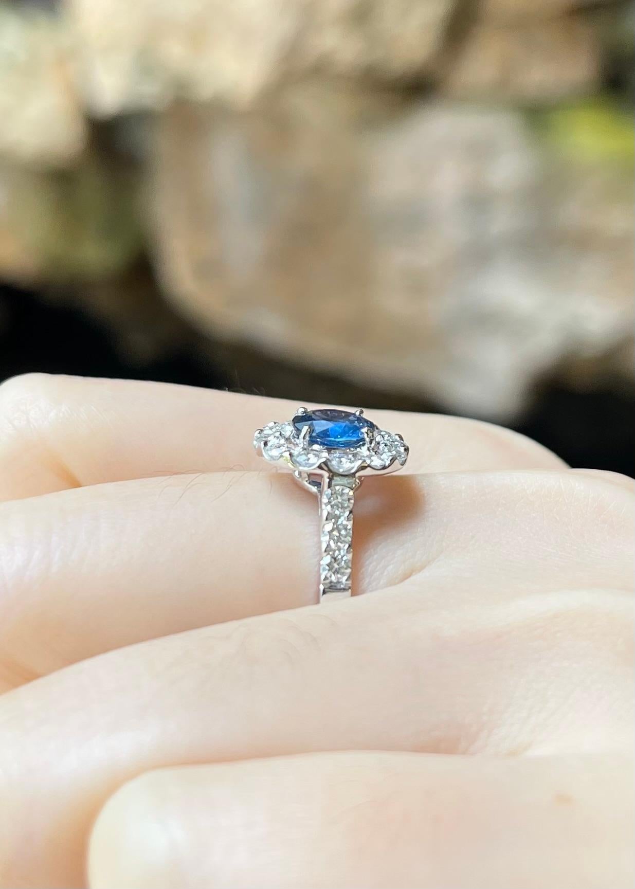 Anello con zaffiro blu e diamante con montatura in platino 950 in vendita 1
