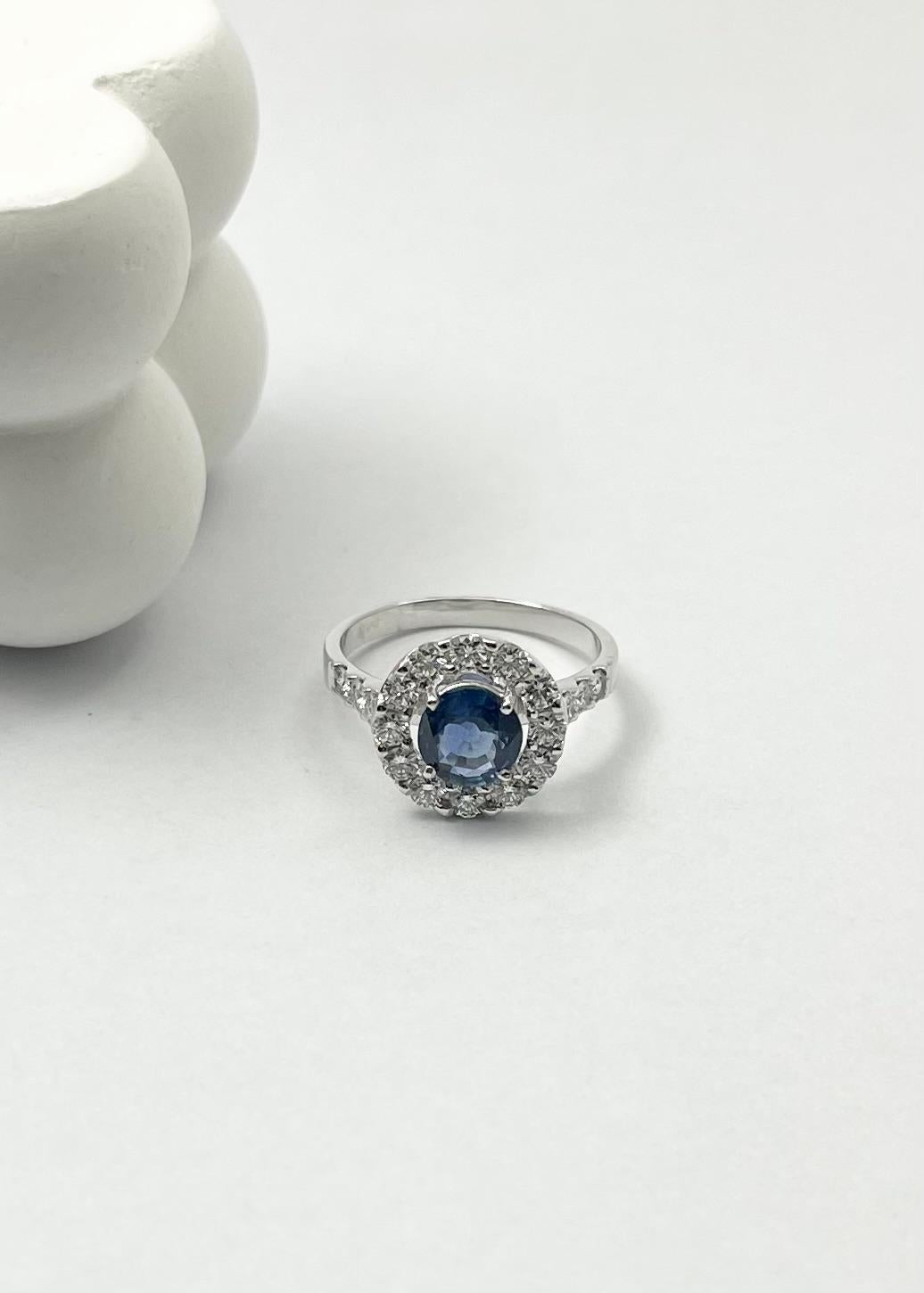Anello con zaffiro blu e diamante con montatura in platino 950 in vendita 2