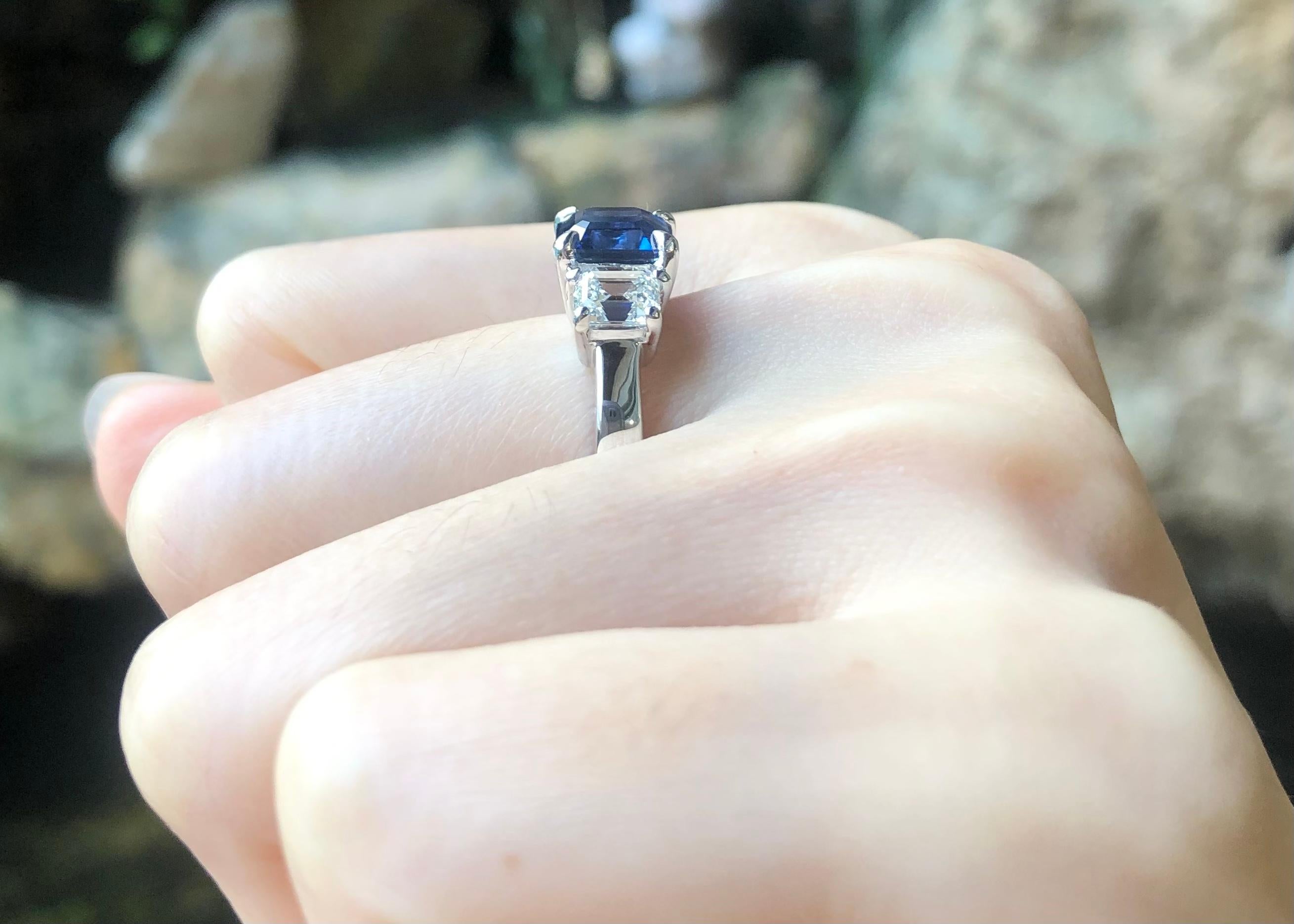 Taille carrée Bague sertie d'un saphir bleu et d'un diamant en platine 950 en vente