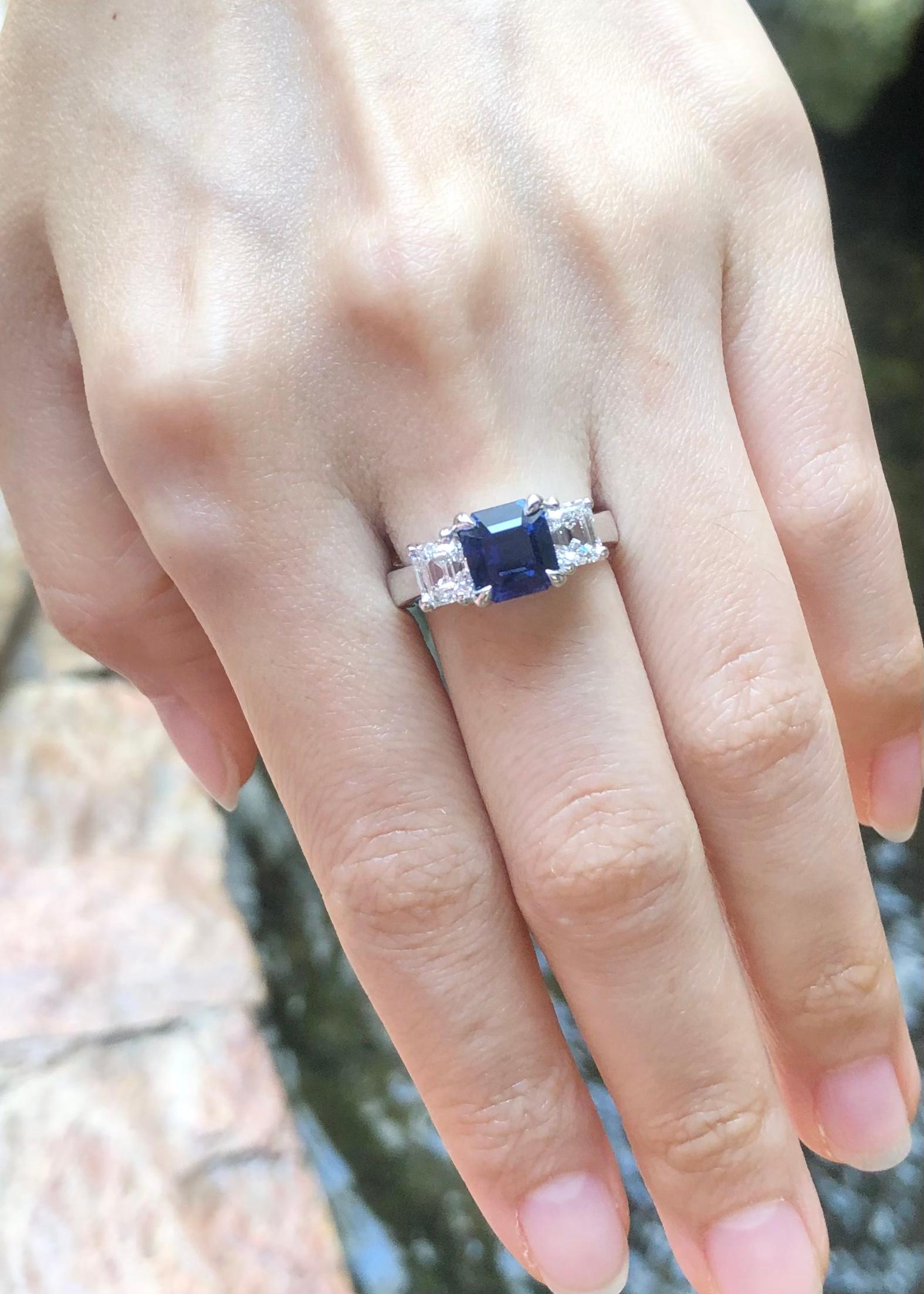 Bague sertie d'un saphir bleu et d'un diamant en platine 950 Neuf - En vente à Bangkok, TH