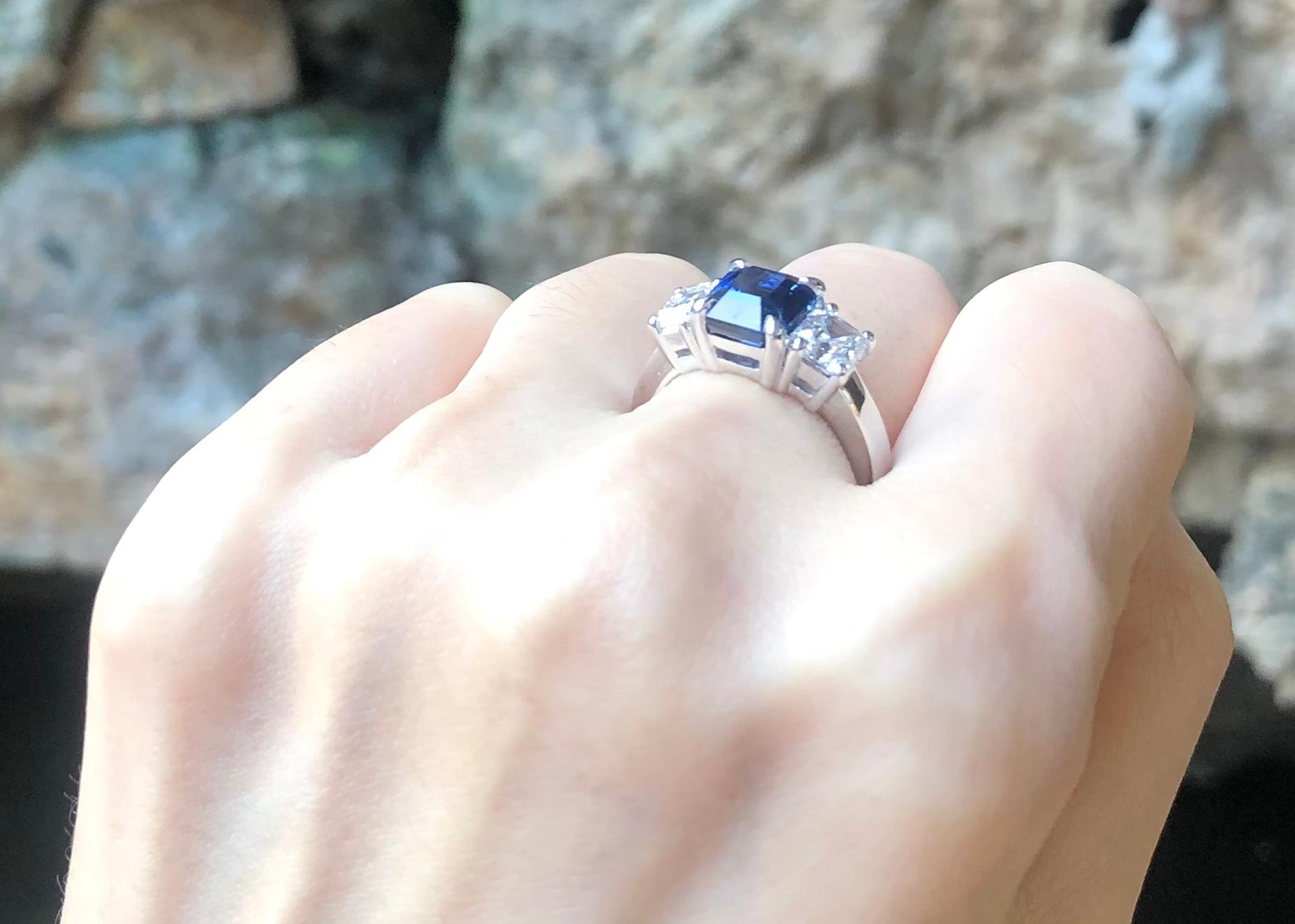 Bague sertie d'un saphir bleu et d'un diamant en platine 950 en vente 1
