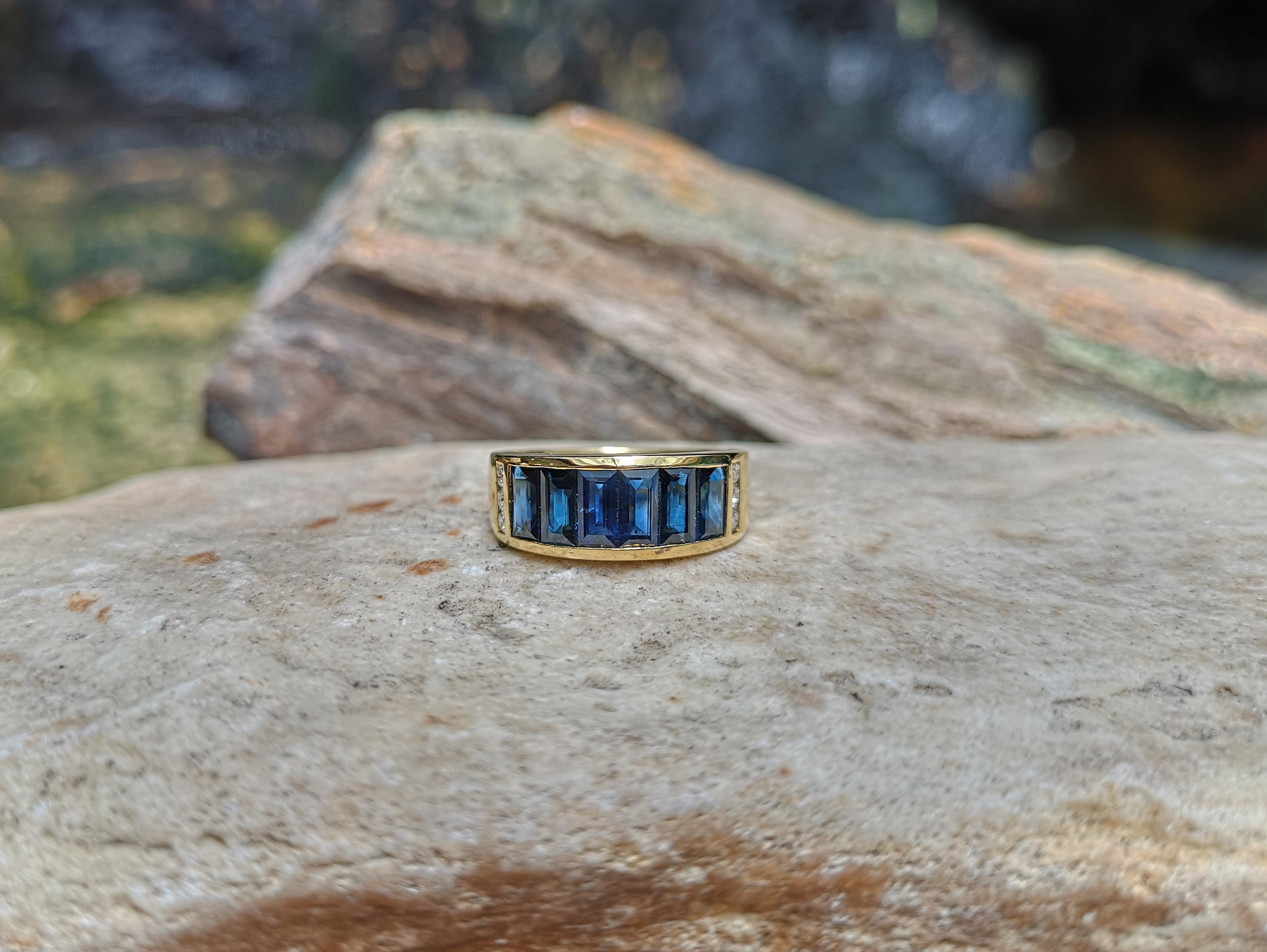 Blue Sapphire with Diamond Rings Set in 18 Karat Gold Set In New Condition For Sale In Bangkok, TH