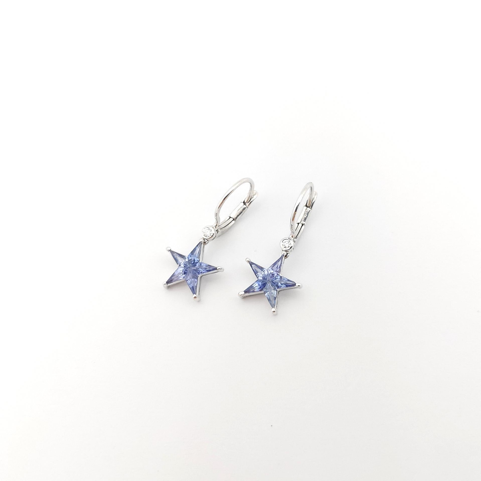Blue Sapphire with Diamond Star Earrings set in 18K White Gold Settings In New Condition For Sale In Bangkok, TH
