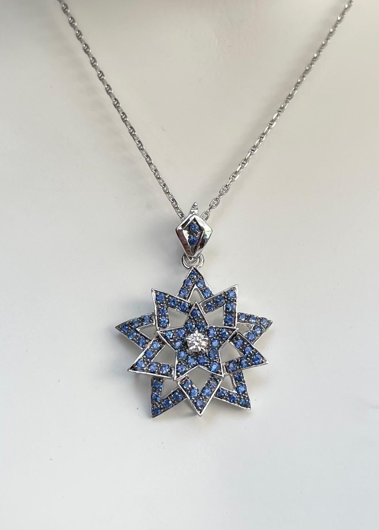 Saphir bleu 1,45 carats et diamant 0,10 carat Pendentif en or blanc 18 carats
(chaîne non incluse)

Largeur : 2.7 cm 
Longueur : 4.0 cm
Poids total : 5,76 grammes

