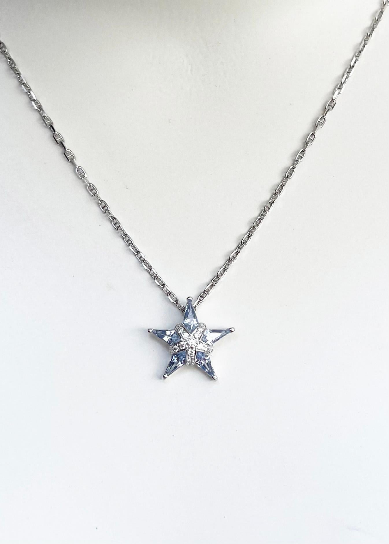 Saphir bleu 0,65 carat et diamant 0,06 carat Pendentif en or blanc 18 carats
(chaîne non incluse)

Largeur : 1.5 cm 
Longueur : 1.5 cm
Poids total : 1.07 grammes

