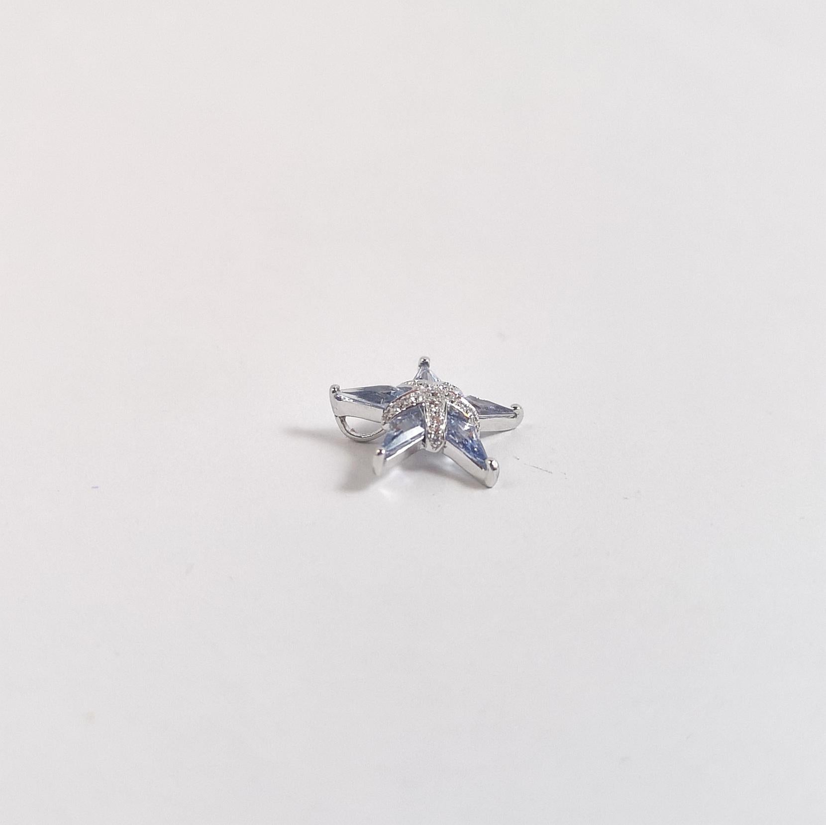 Taille mixte Pendentif étoile en saphir bleu et diamant serti dans une monture en or blanc 18K en vente