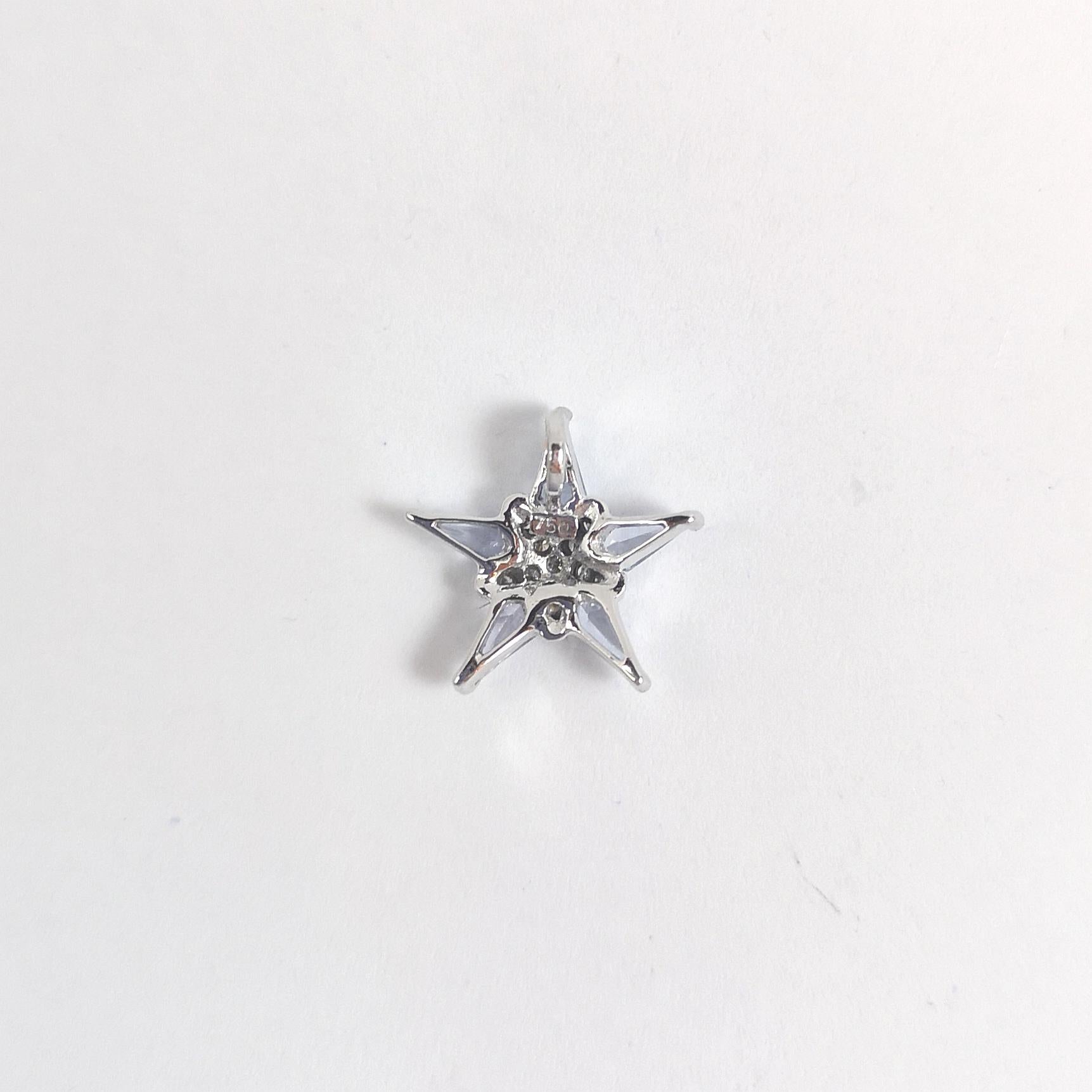 Pendentif étoile en saphir bleu et diamant serti dans une monture en or blanc 18K Neuf - En vente à Bangkok, TH