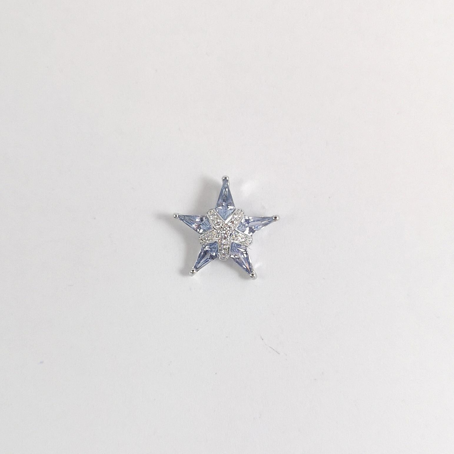 Pendentif étoile en saphir bleu et diamant serti dans une monture en or blanc 18K Unisexe en vente