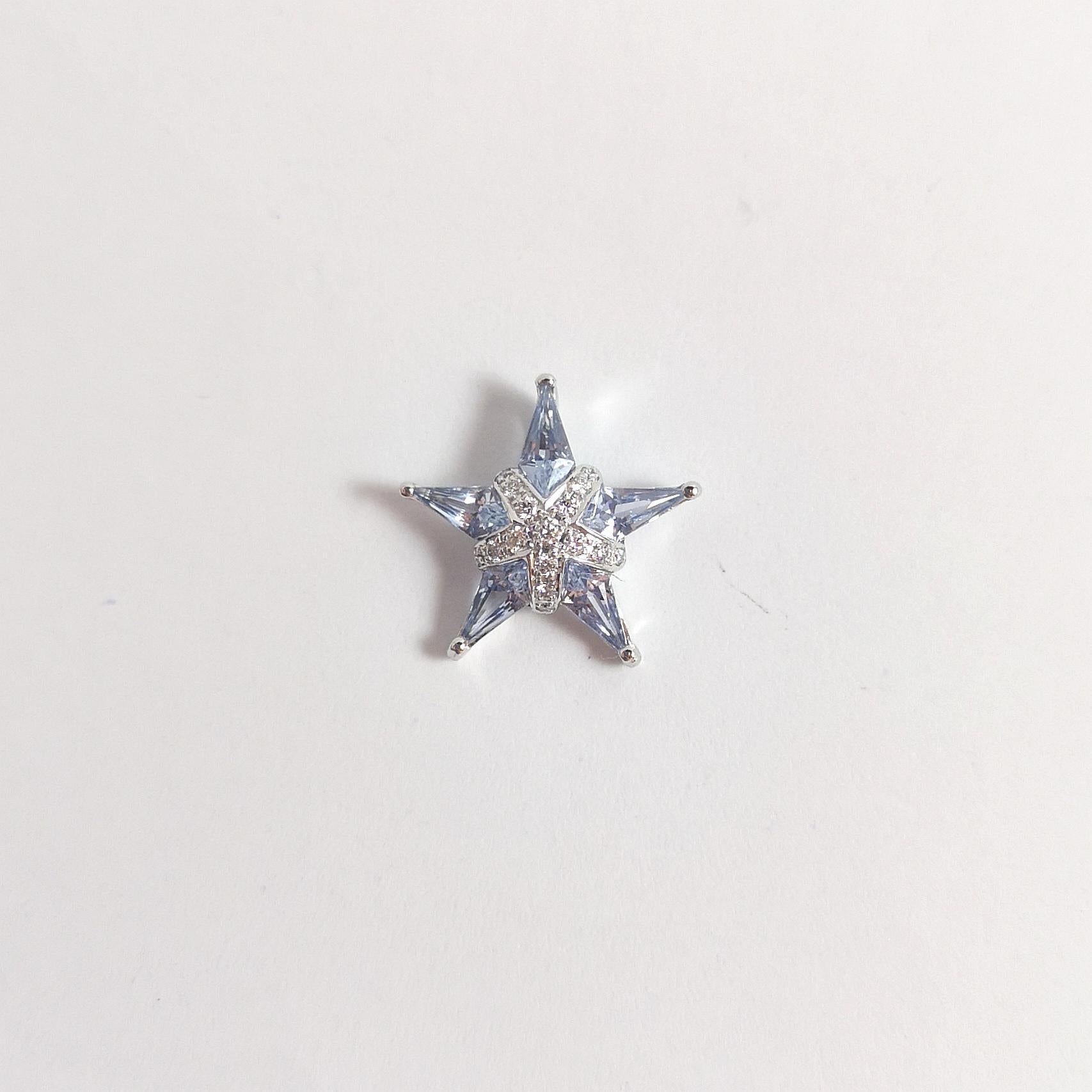 Pendentif étoile en saphir bleu et diamant serti dans une monture en or blanc 18K en vente 1