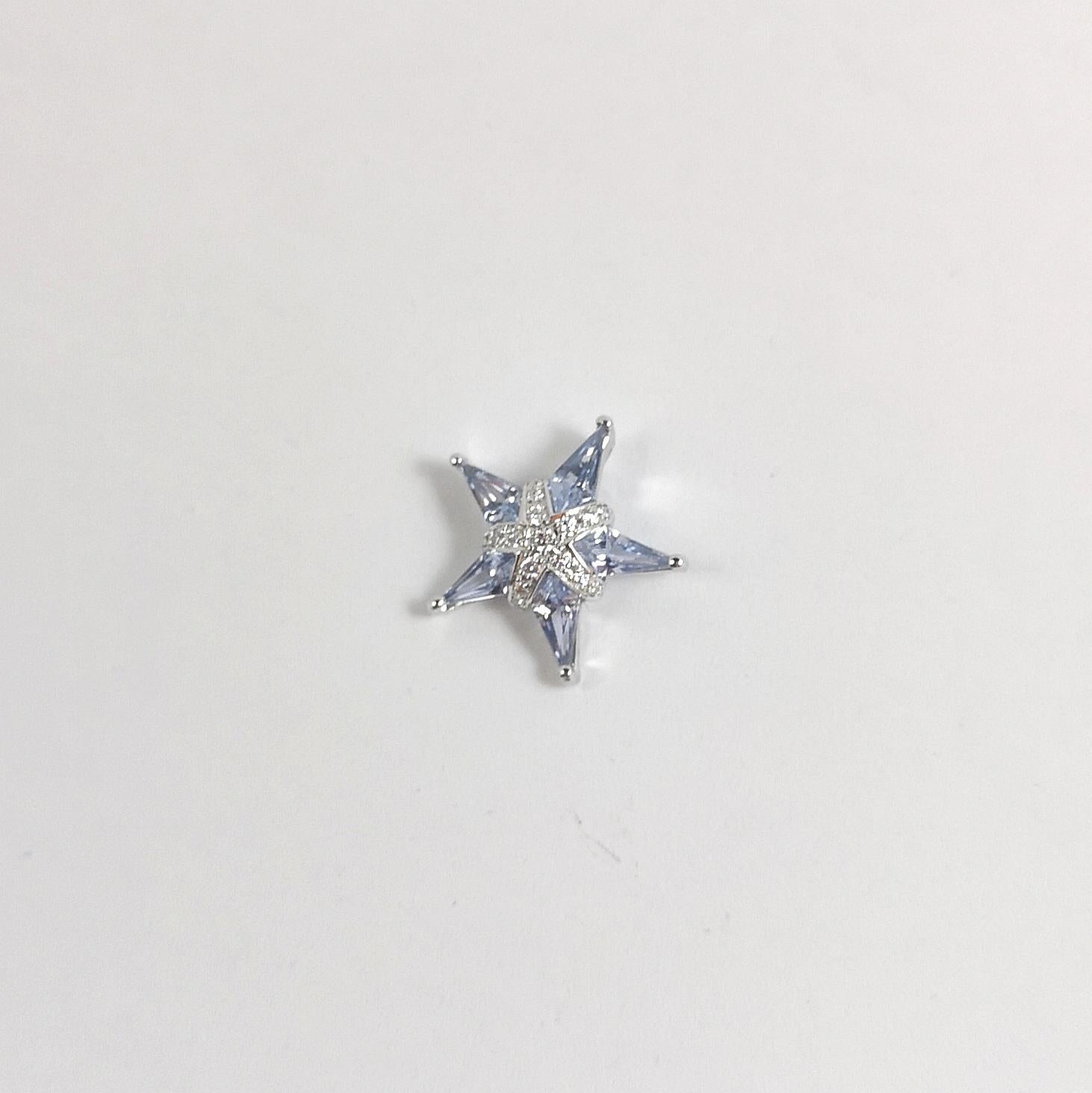 Pendentif étoile en saphir bleu et diamant serti dans une monture en or blanc 18K en vente 2