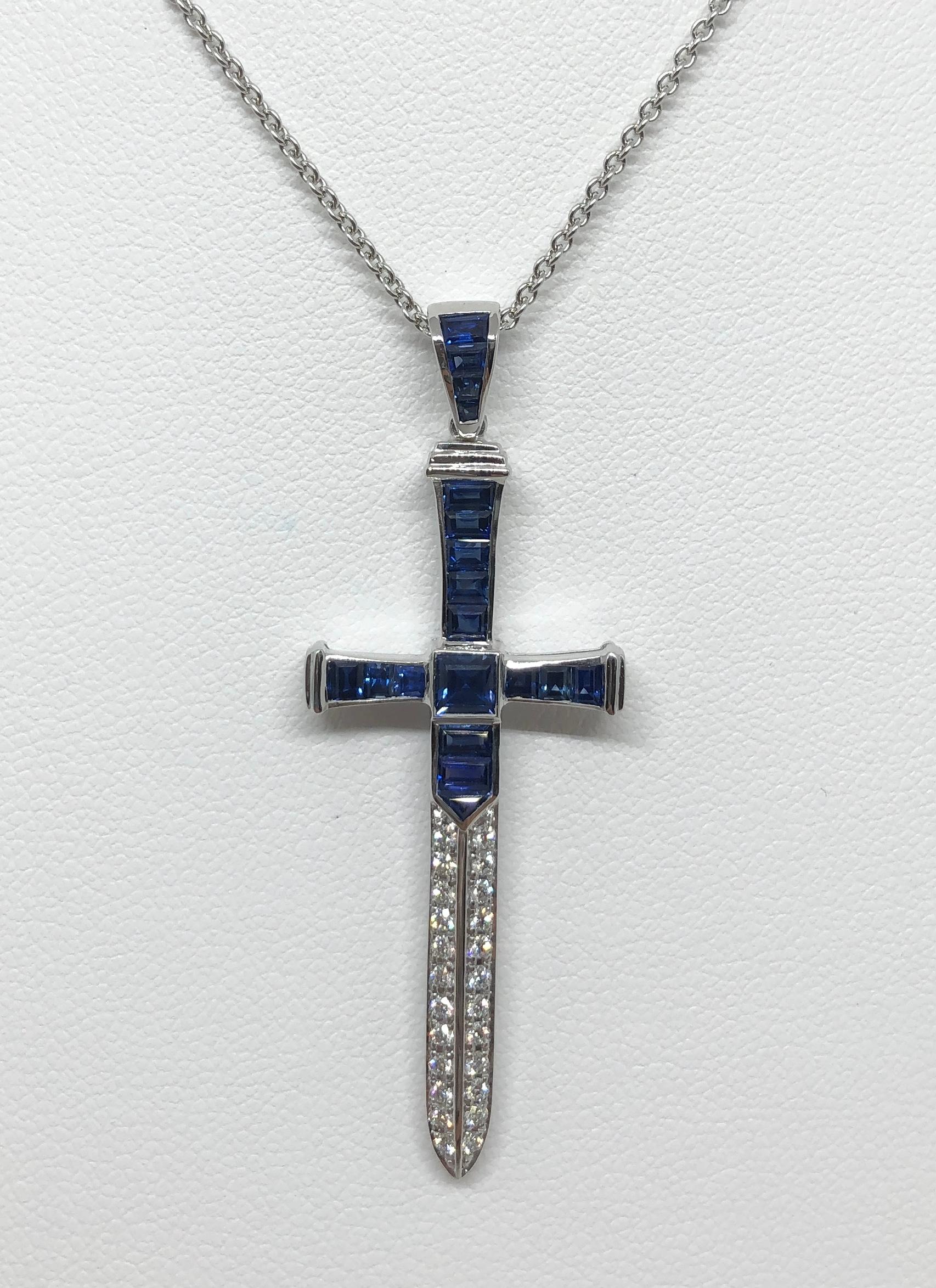 Saphir bleu 1,57 carats avec diamant 0,23 carat  Pendentif serti dans des montures en or blanc 18 carats
(chaîne non incluse)

Largeur : 1.7 cm 
Longueur : 4.9 cm
Poids total : 4,35 grammes

