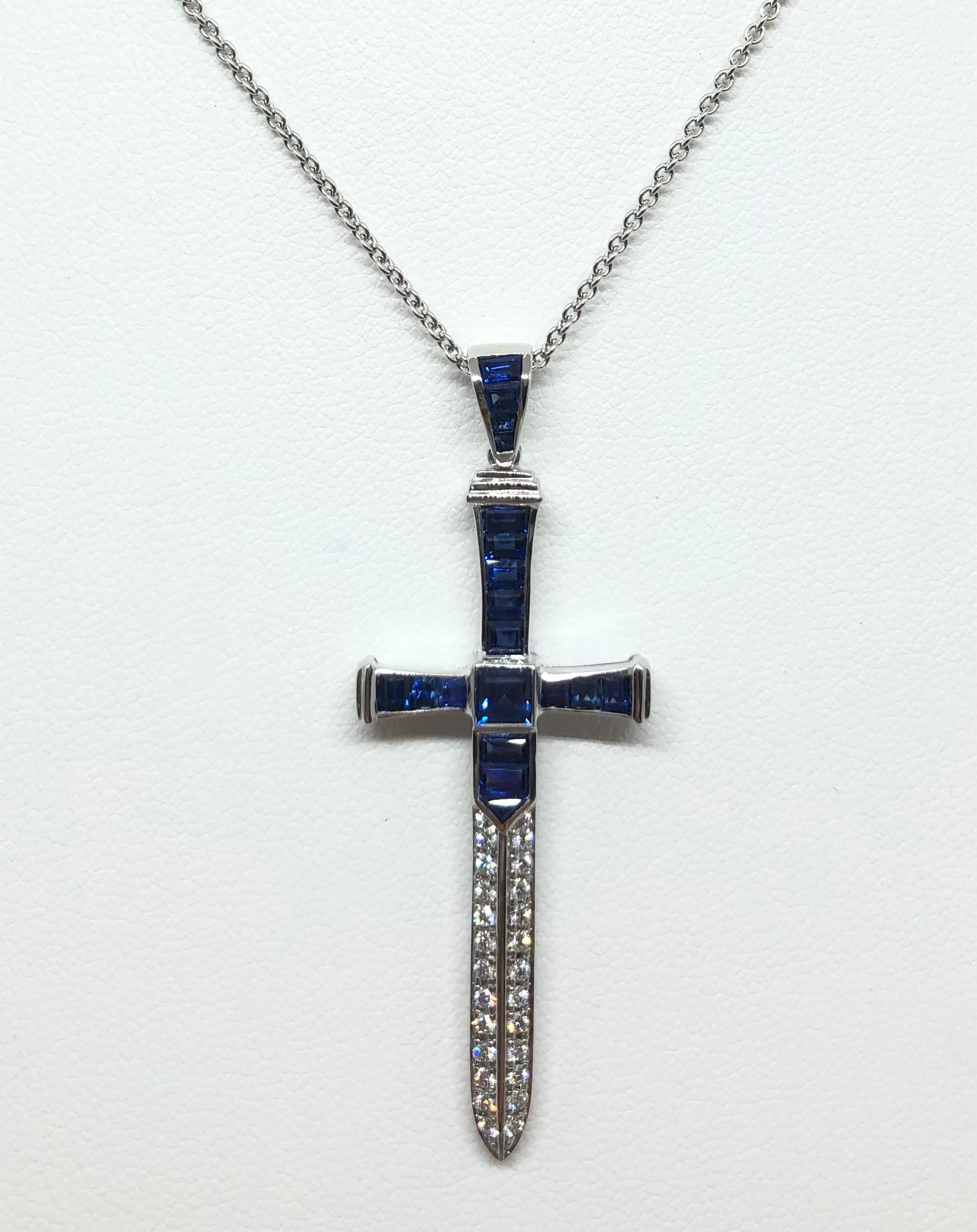 Taille mixte Pendentif épée en or blanc 18 carats serti d'un saphir bleu et de diamants en vente