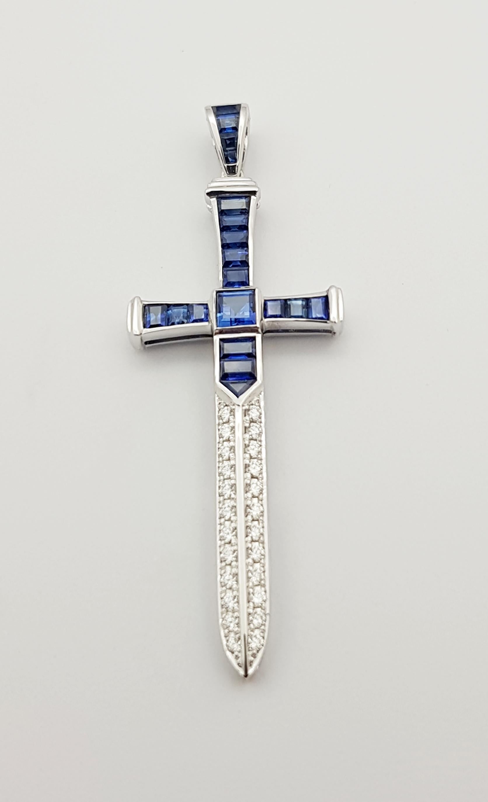 Pendentif épée en or blanc 18 carats serti d'un saphir bleu et de diamants Neuf - En vente à Bangkok, TH