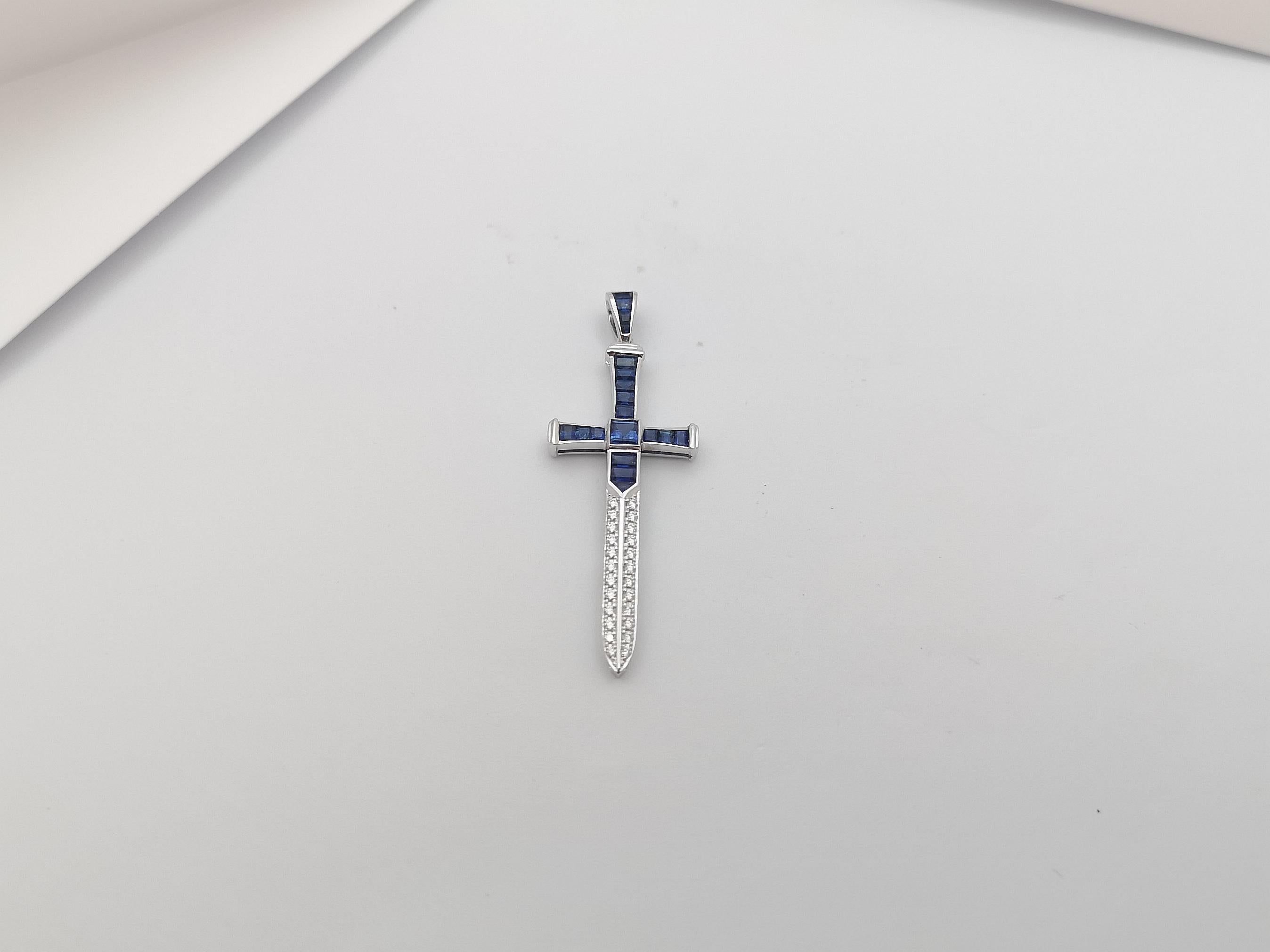 Pendentif épée en or blanc 18 carats serti d'un saphir bleu et de diamants en vente 1