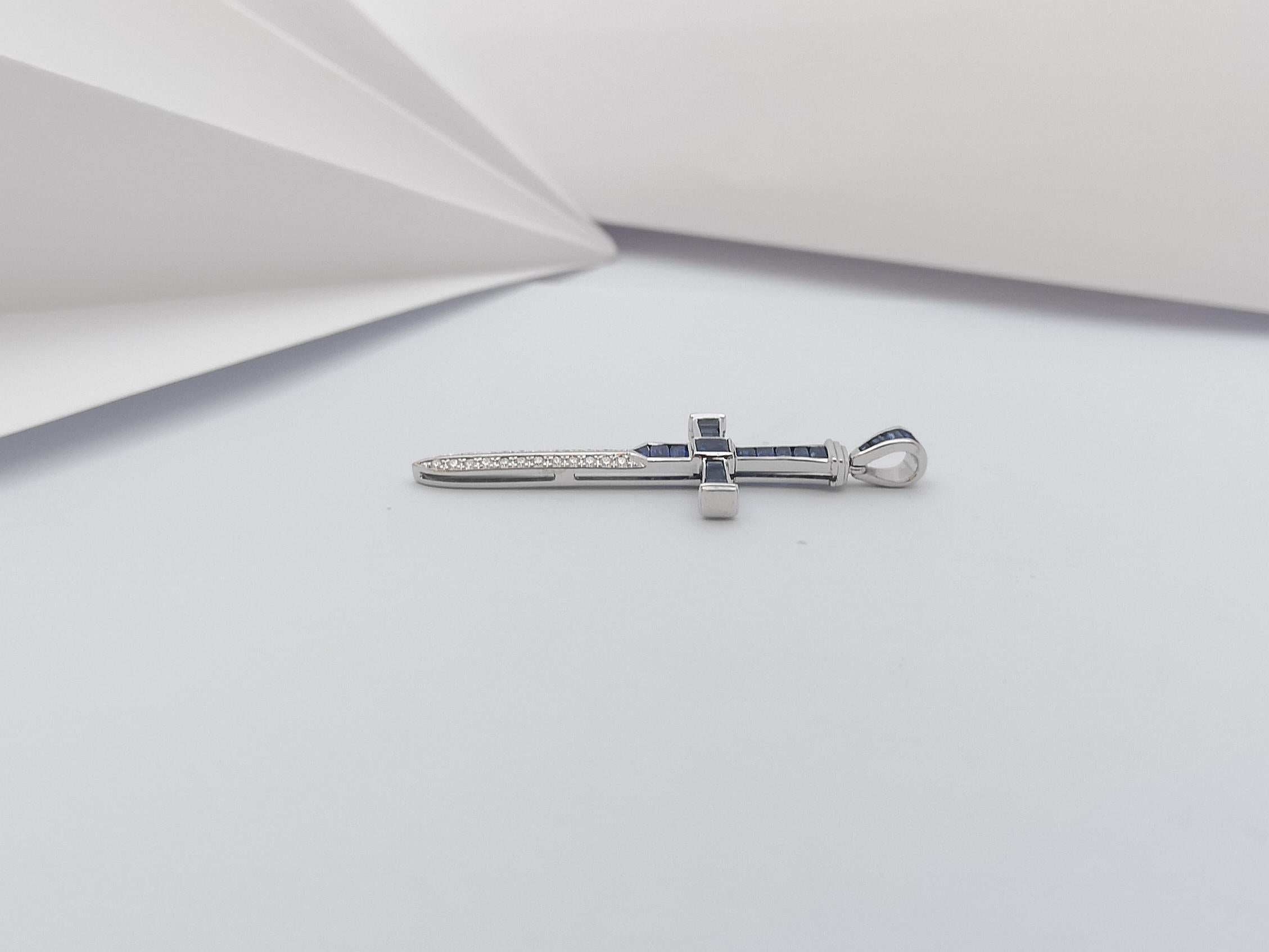 Pendentif épée en or blanc 18 carats serti d'un saphir bleu et de diamants en vente 2