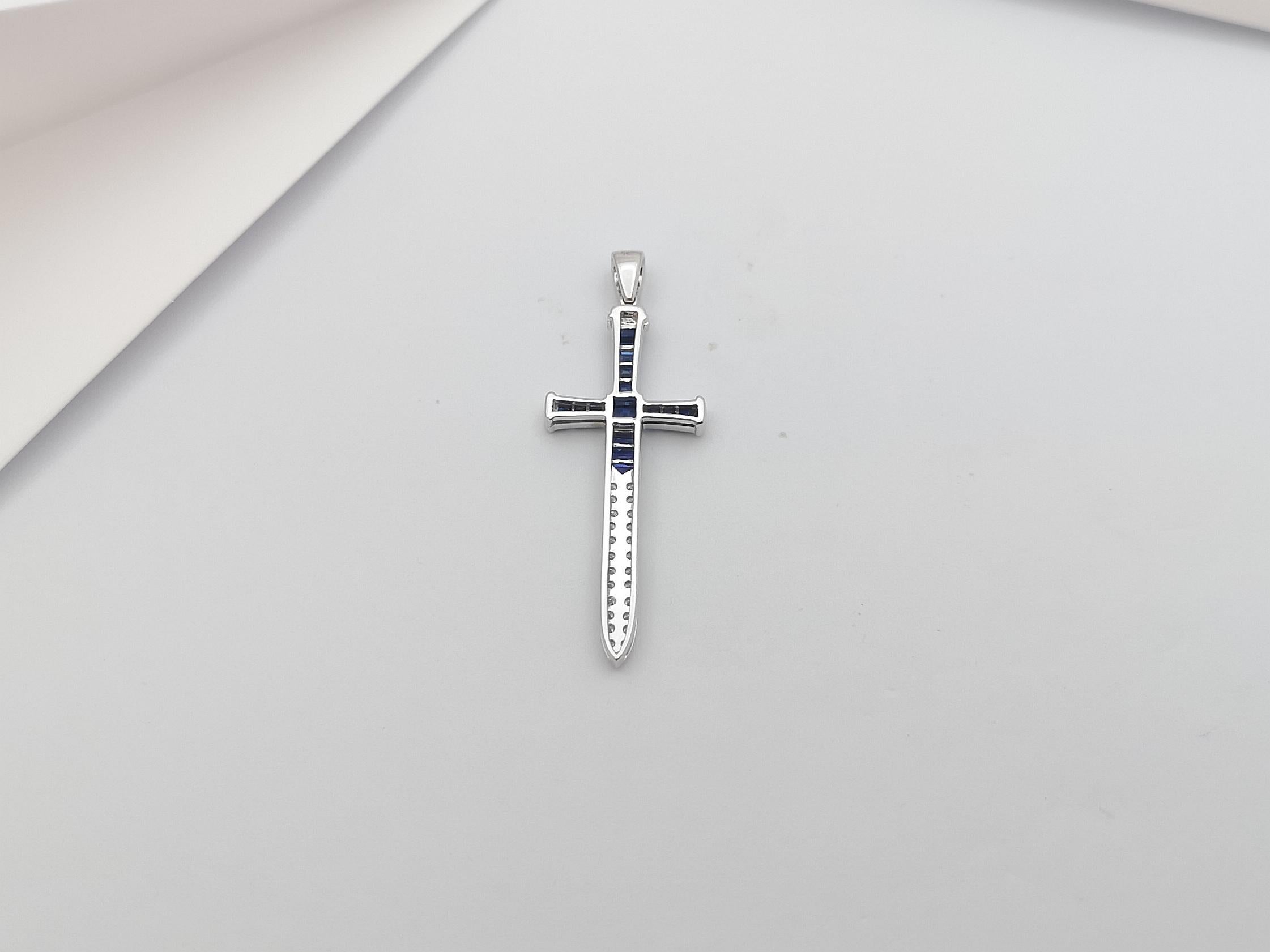 Pendentif épée en or blanc 18 carats serti d'un saphir bleu et de diamants en vente 3