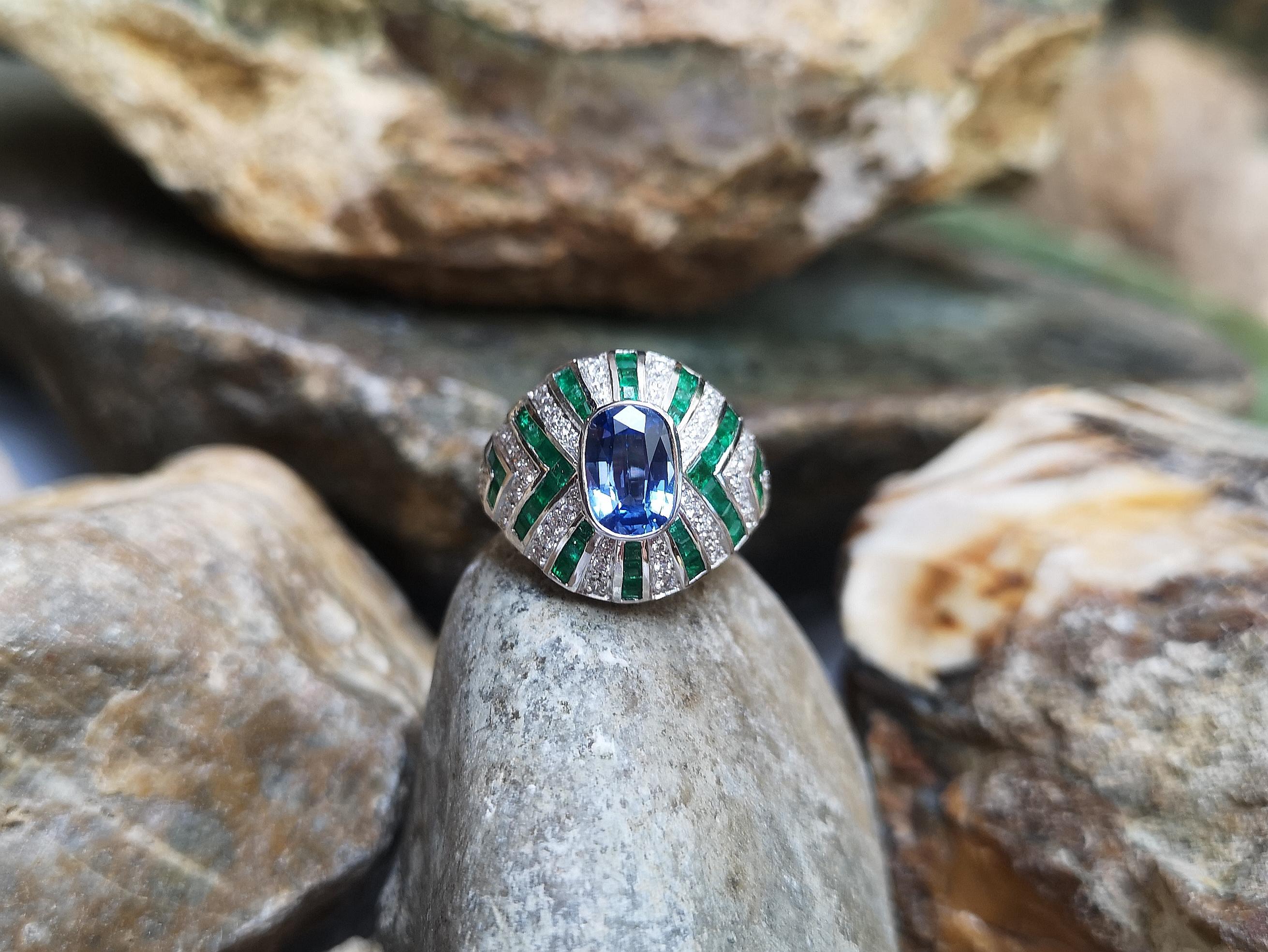Blue Sapphire with Emerald and Diamond Ring Set in 18 Karat White Gold Settings For Sale 7