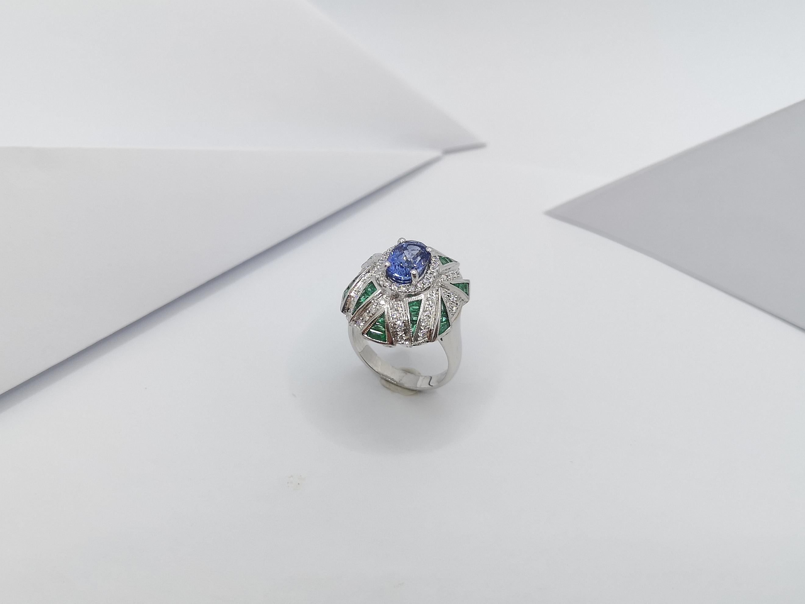 Bague en or blanc 18 carats sertie d'un saphir bleu et d'une émeraude, sertie de diamants en vente 7
